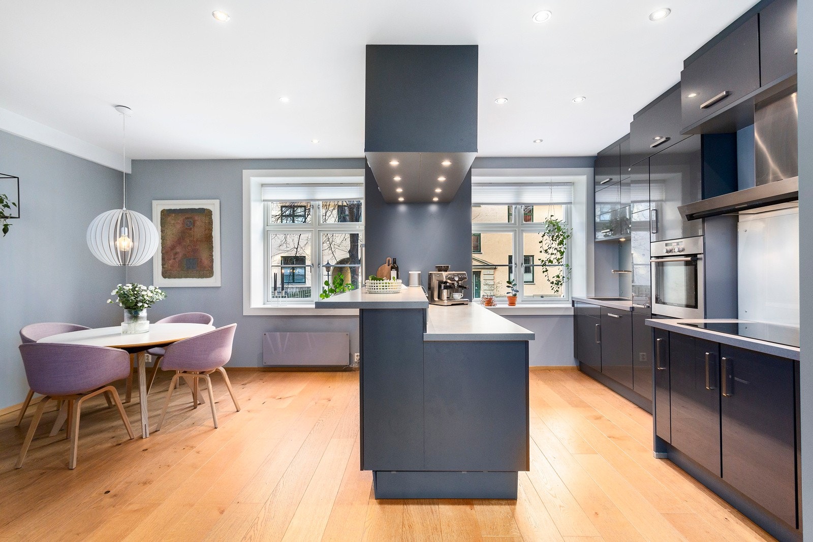 Benkeplaten på kjøkkenøyen har to nivåer, slik at man kan ha en spiseplass ved benken. Galleribilde