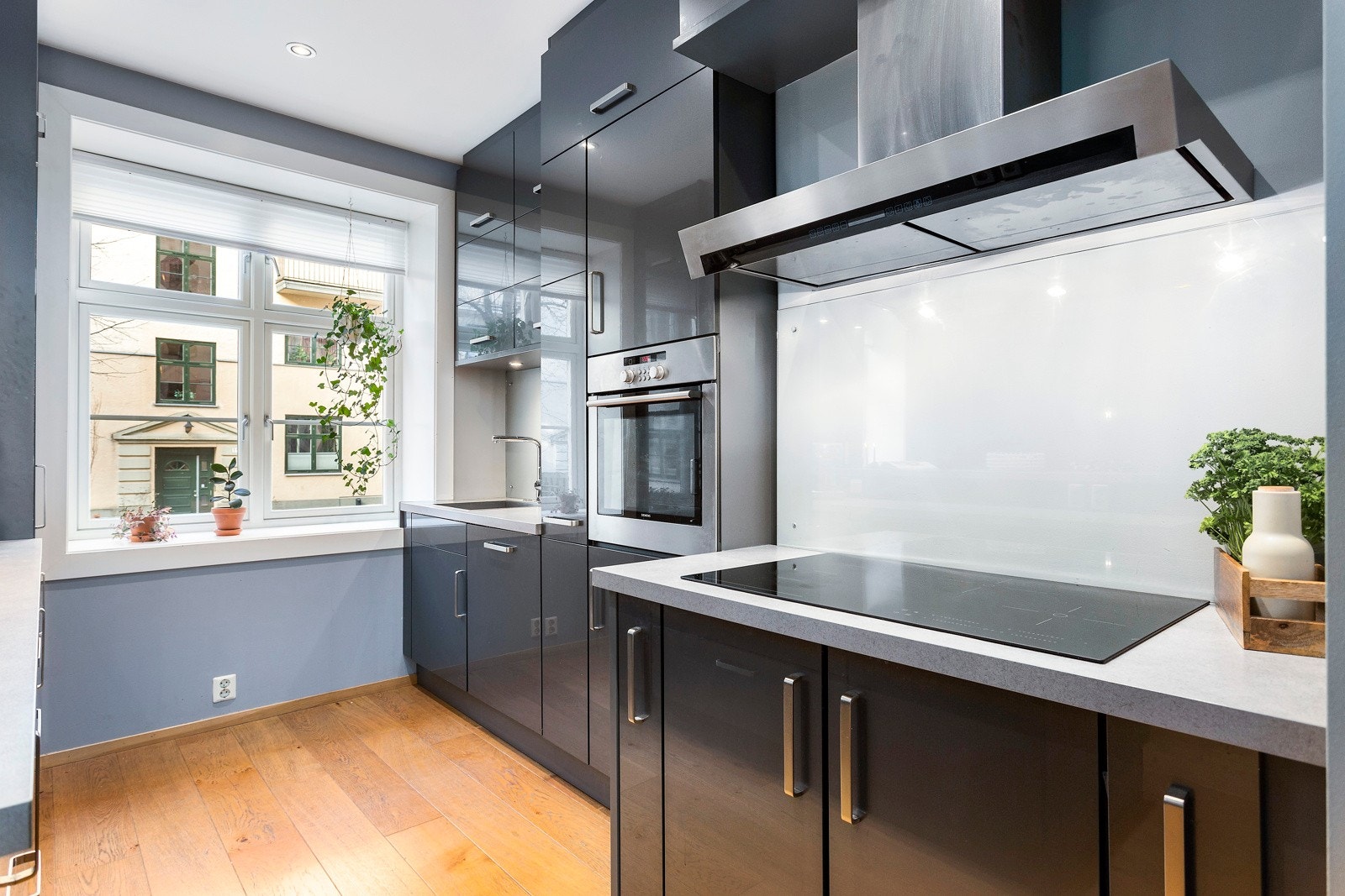 Kjøkkenet har integrerte hvitevarer og integrert vinskap. Galleribilde