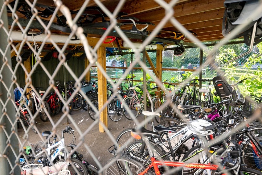 Det er sykkelparkering i borettslaget. Galleribilde