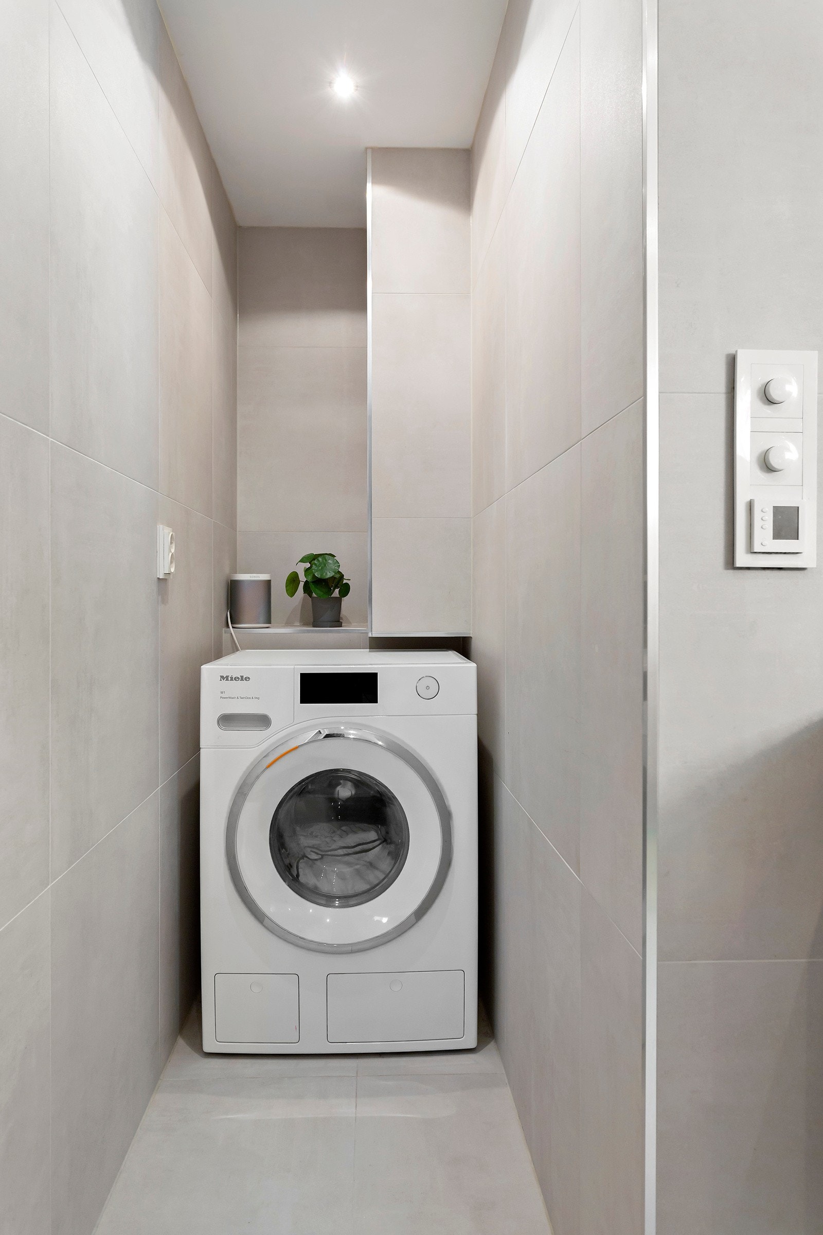 Badet i kjelleren har opplegg for vaskemaskin og plass til tørketrommel/vaskesøyle. Galleribilde