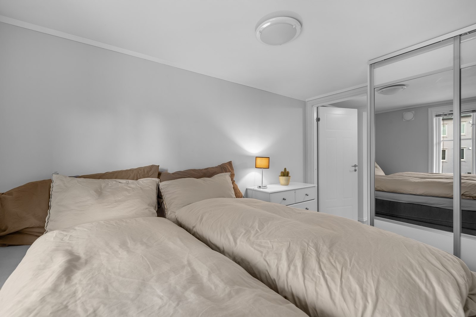 Skyvedørsgarderobe med speil i ene soverom. Galleribilde