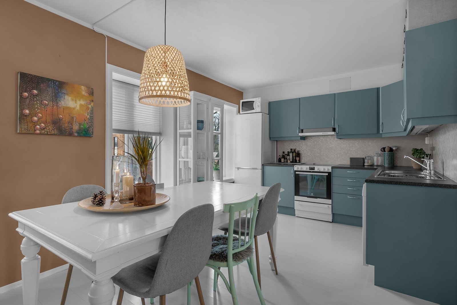 Kjøkken med god plass i innredninger. Galleribilde