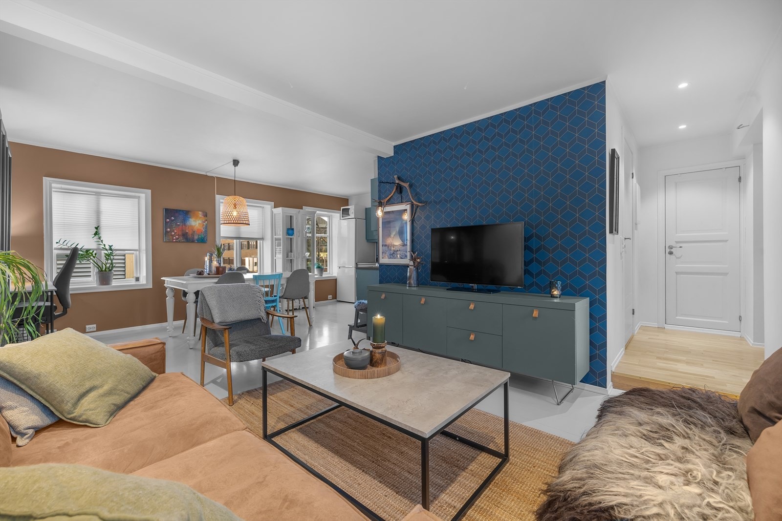 Stilfull kontrastvegg sentralt i stuen. Galleribilde