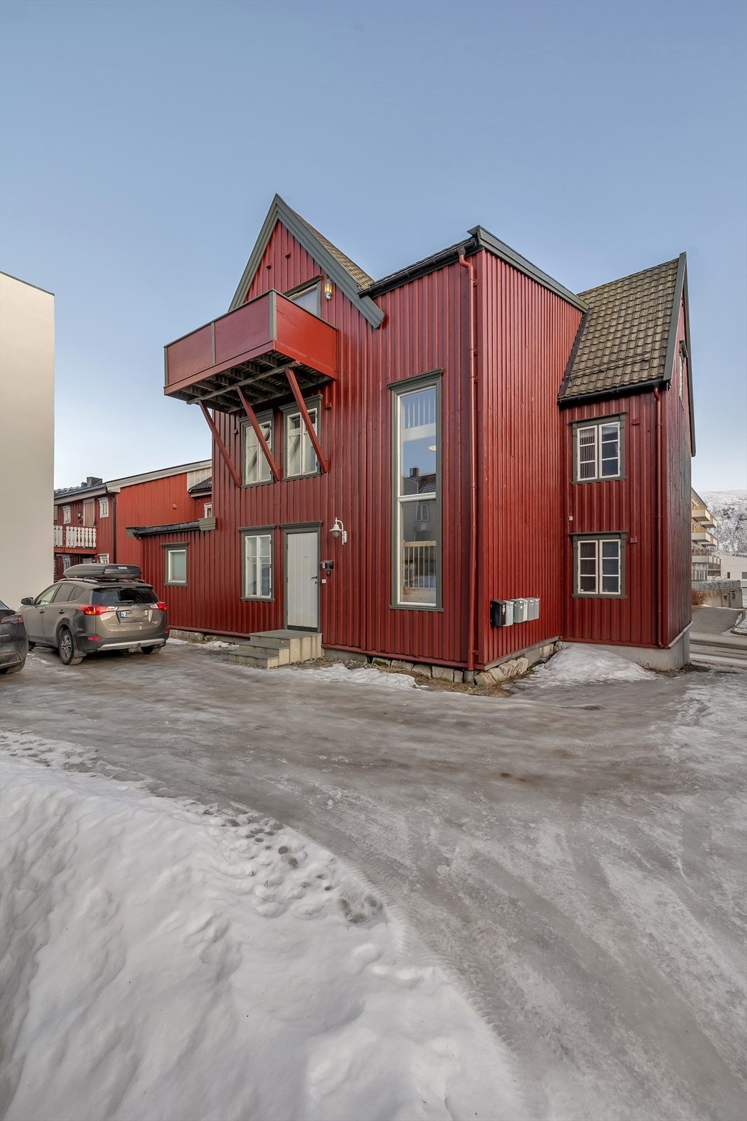 Fasade og tomt. Galleribilde