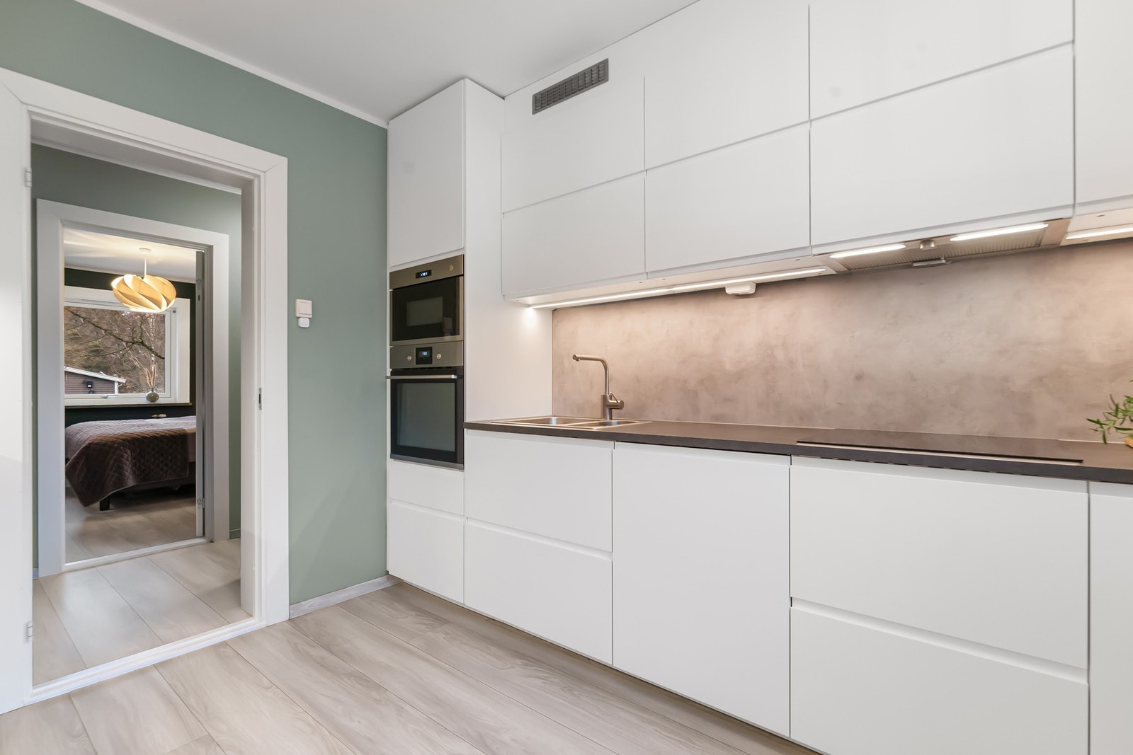 Over kokesonen er det ventilator og komfyrvakt, og det er installert lekkasjestopper. Stekeovn, platetopp, mikro og oppvaskmaskin er integrert, og det er også plass til kjøle/fryseskap. Galleribilde