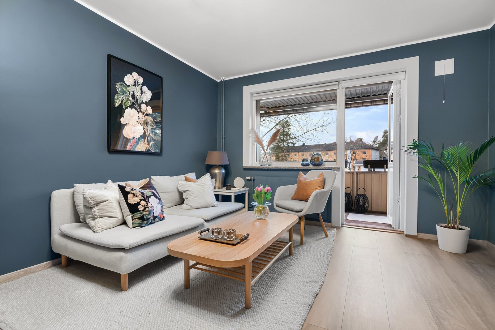 Rommet får godt med naturlig lysinnslipp fra store vindusflater. Vinduene og balkongdøren ble skiftet i regi av brl. i 2020. Galleribilde