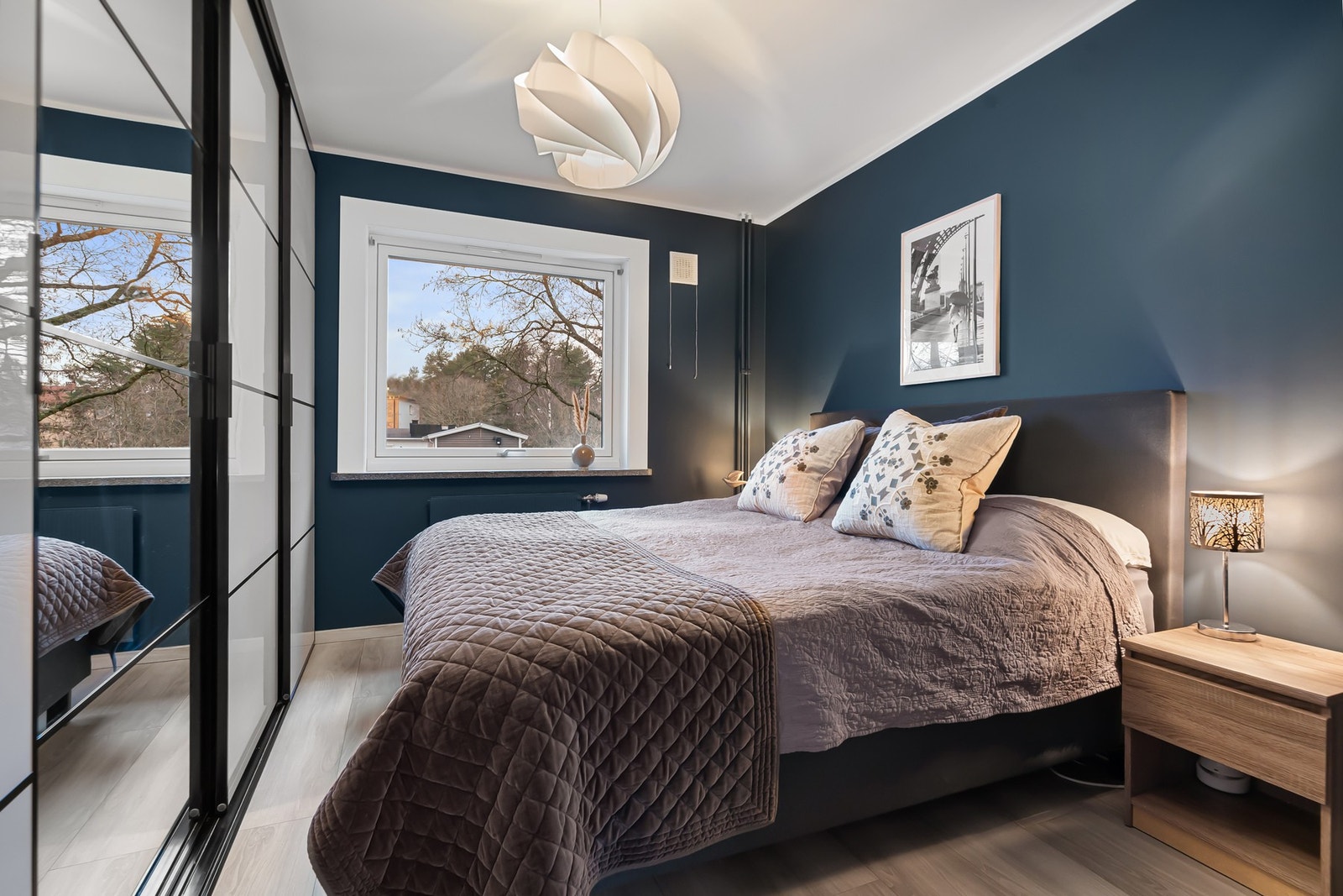 Leiligheten har tre fine soverom, alle med laminatgulv og pent malte vegger. Galleribilde