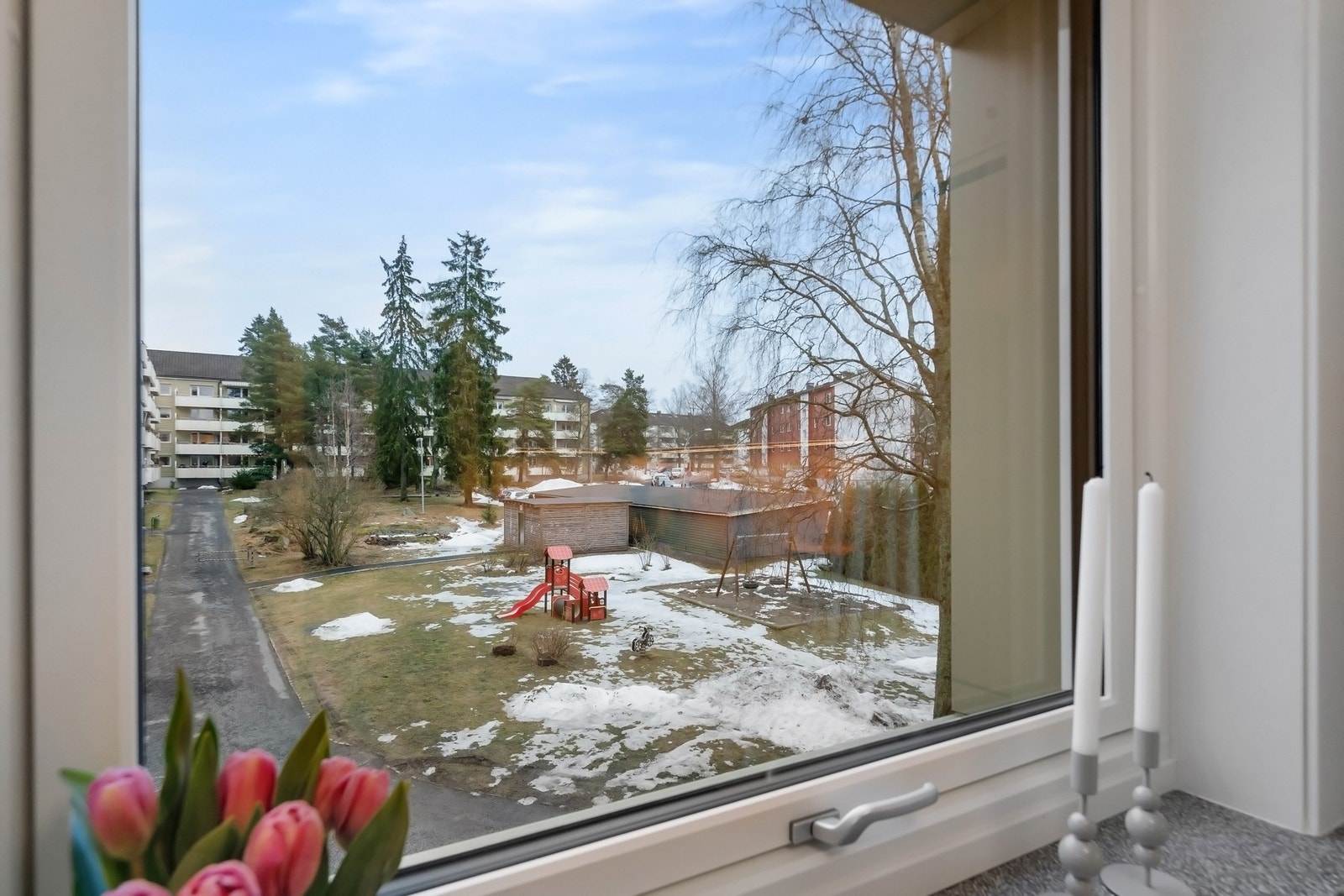 Fra kjøkkenvinduet er det hyggelig utsyn mot fellesarealer og lekeplassen rett utenfor. Galleribilde