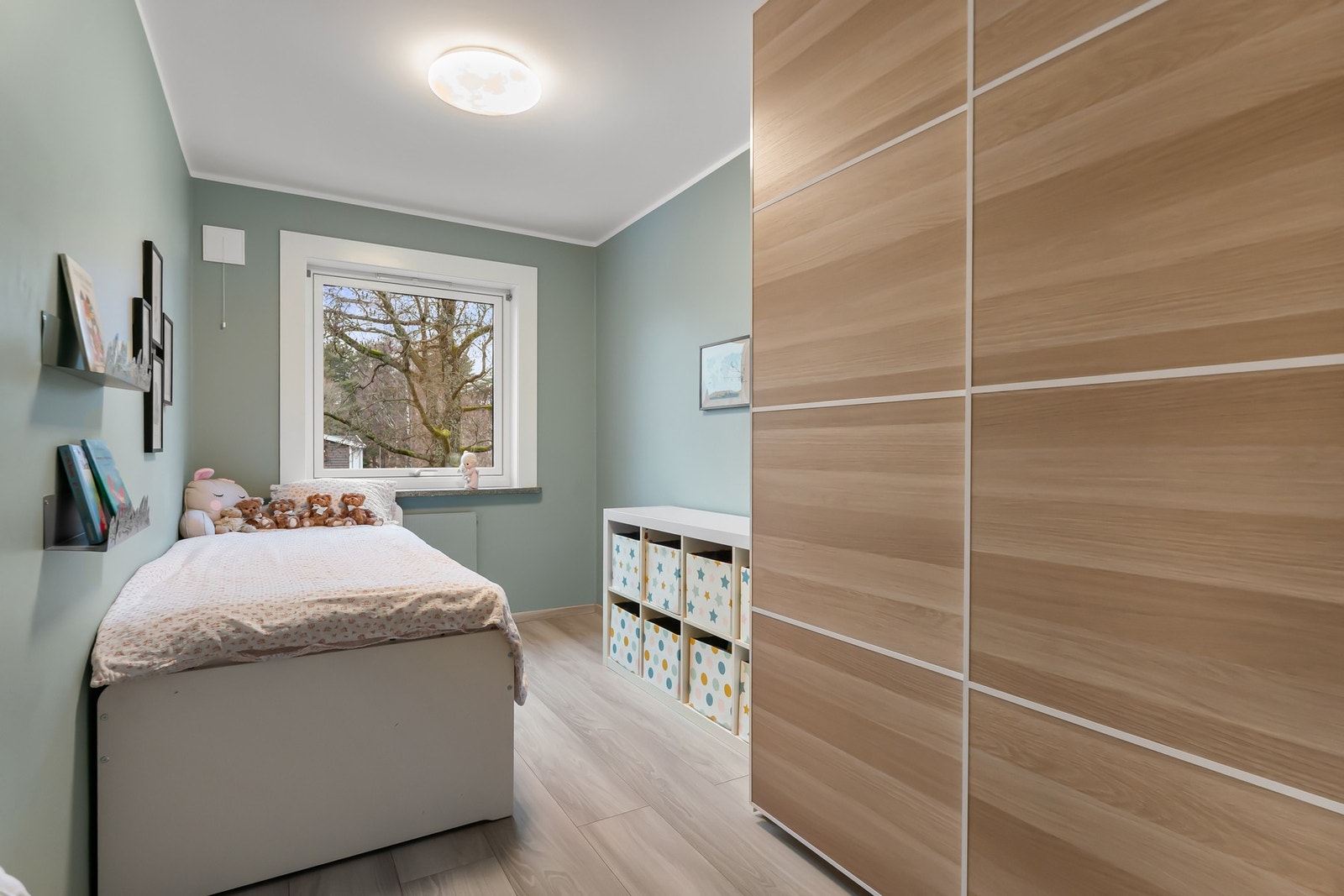 Tre soverom gir fleksibilitet, hvor man etter behov kan innrede et rom som f.eks. barnerom eller kontor. Galleribilde