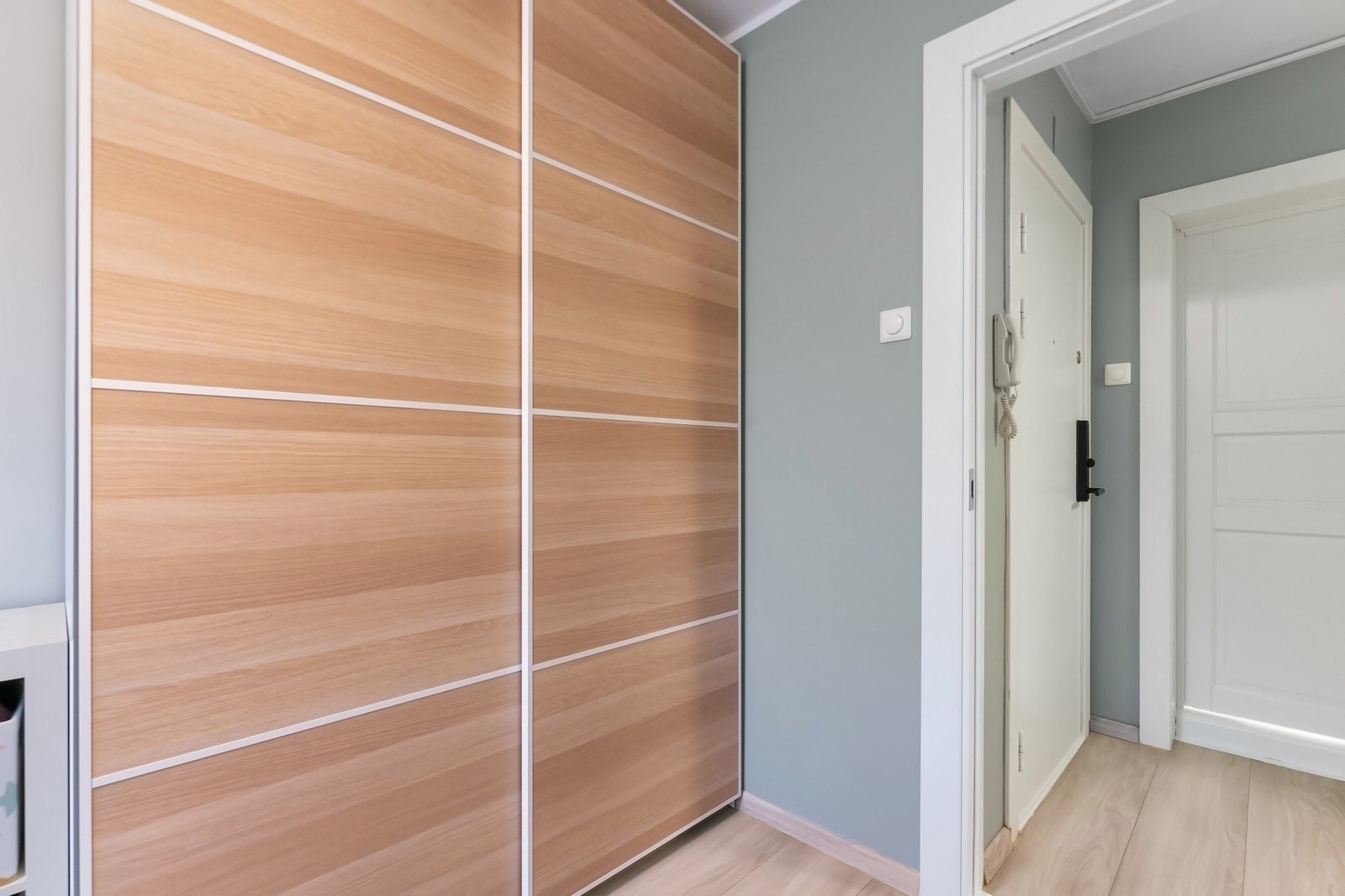 Her er det godt med lagringsplass i en stor skyvedørsgarderobe. Ytterligere lagringplass finnes loft- og kjellerboder på ca. 20 kvm gulvareal. Galleribilde