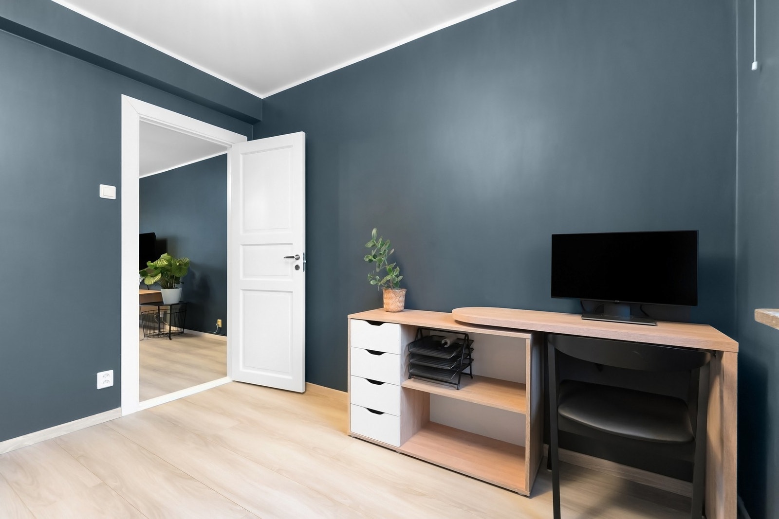 Her er det god plass til både seng, kontorpult og garderobeløsning. Galleribilde