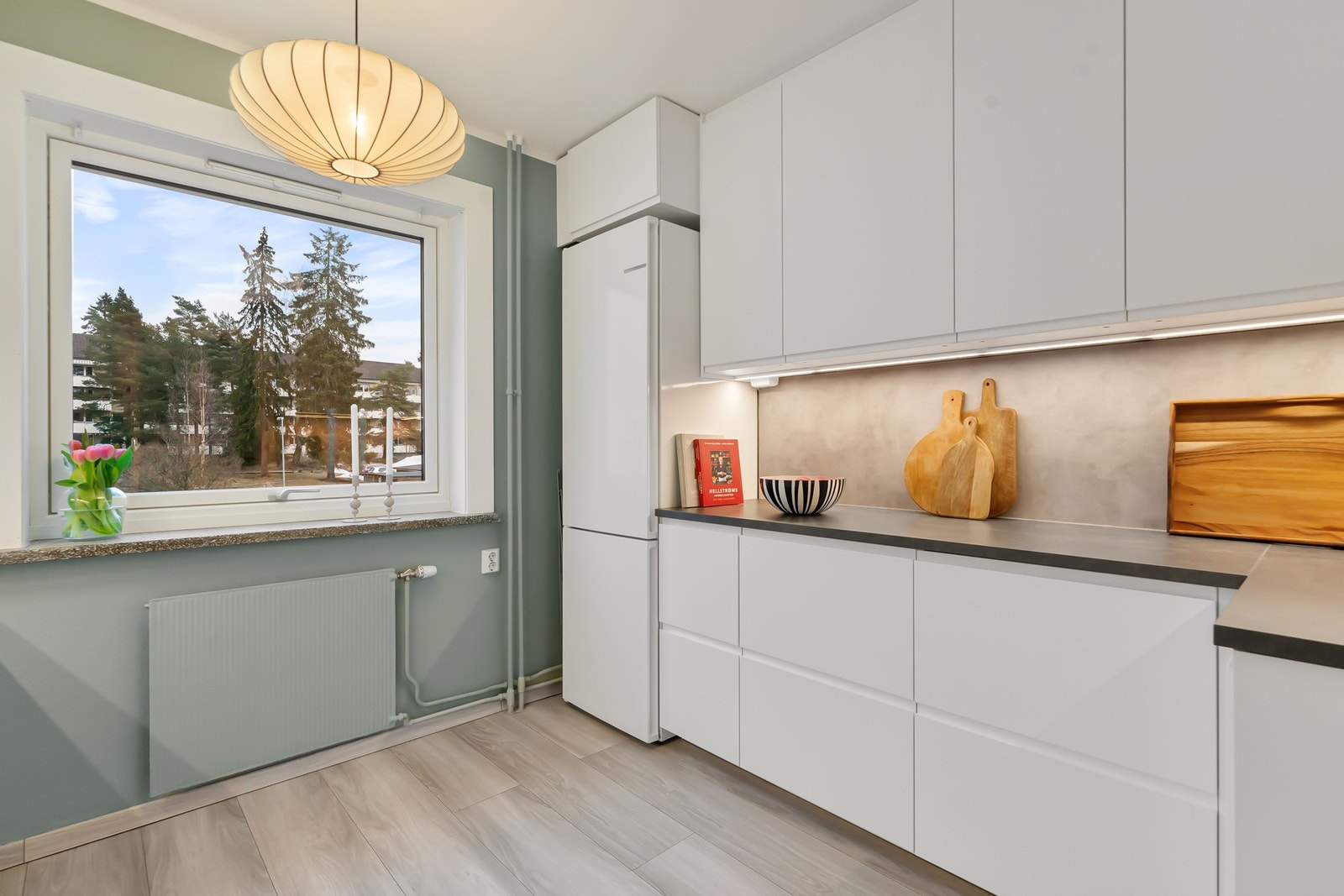 Kjøkkeninnredningen er fra 2023, fra Ikea, og har glatte fronter, laminert benkeplate og dobbel, nedfelt oppvaskkum. Galleribilde