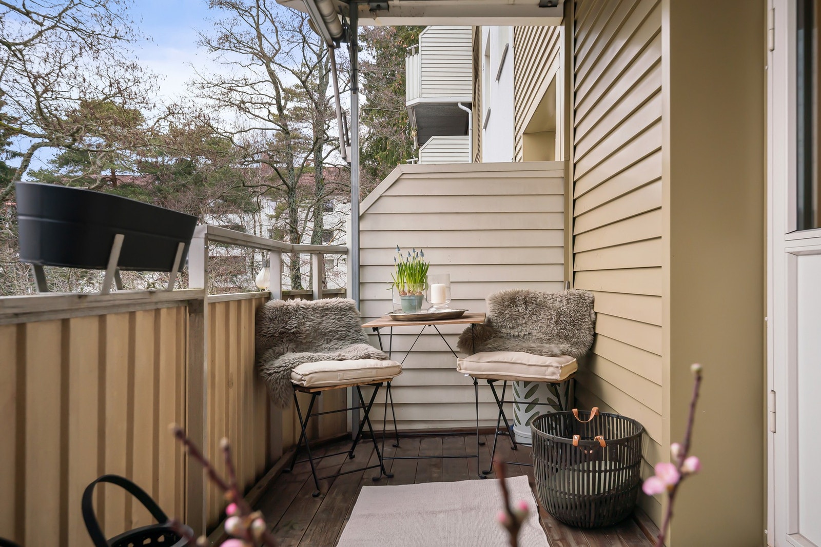 Her er det plass til å innrede med diverse utemøblement. På balkongene er det tillatt med elektrisk- eller gassgrill. Galleribilde