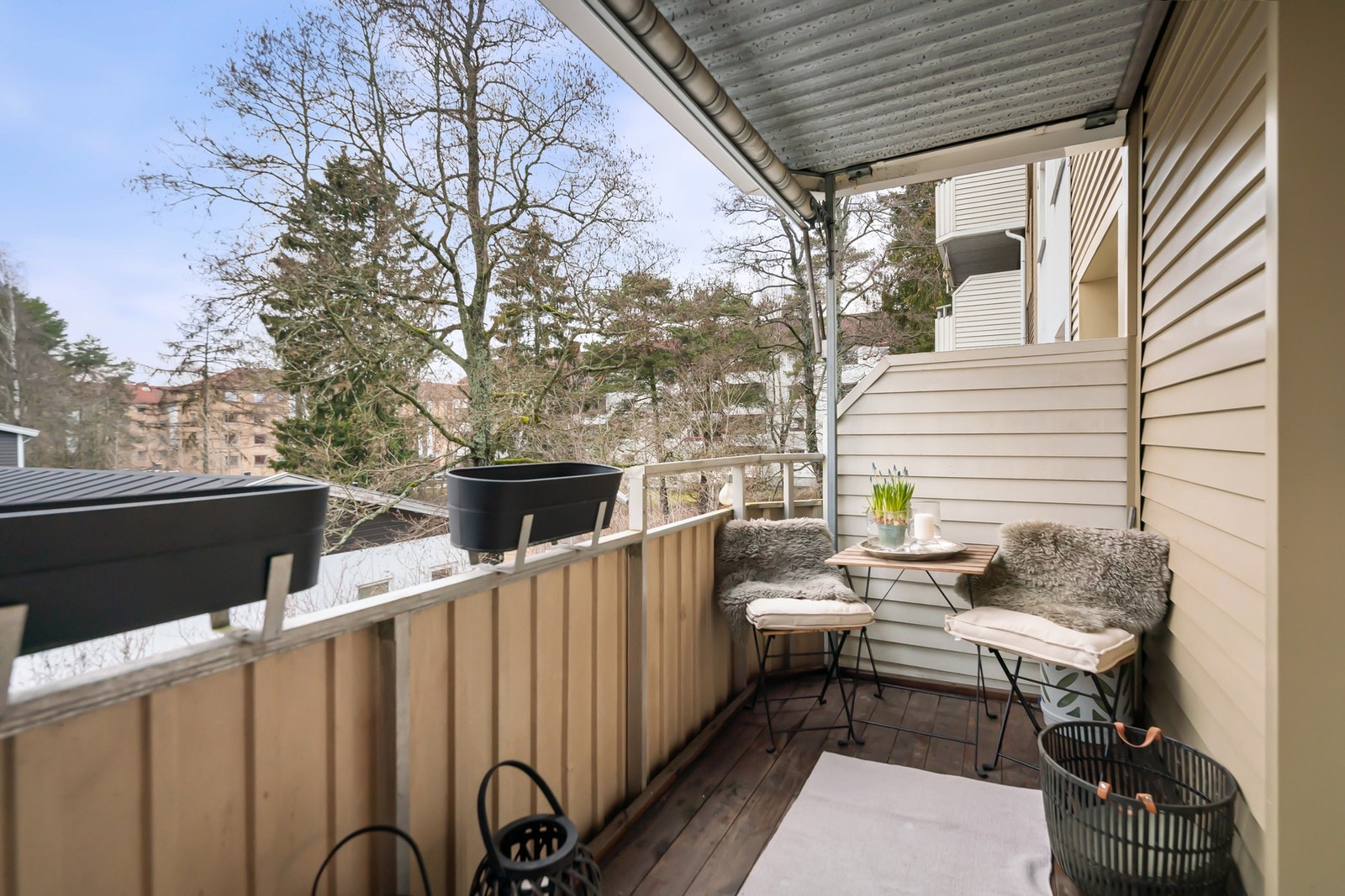 Lys og pen 4-roms på 77 m² i andre etasje med vestvendt balkong. Galleribilde