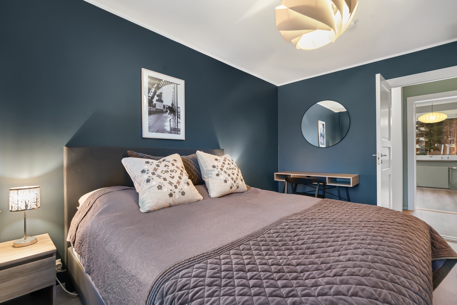 Rommet har ellers god plass til å innredes med dobbeltseng og nattbord. Galleribilde