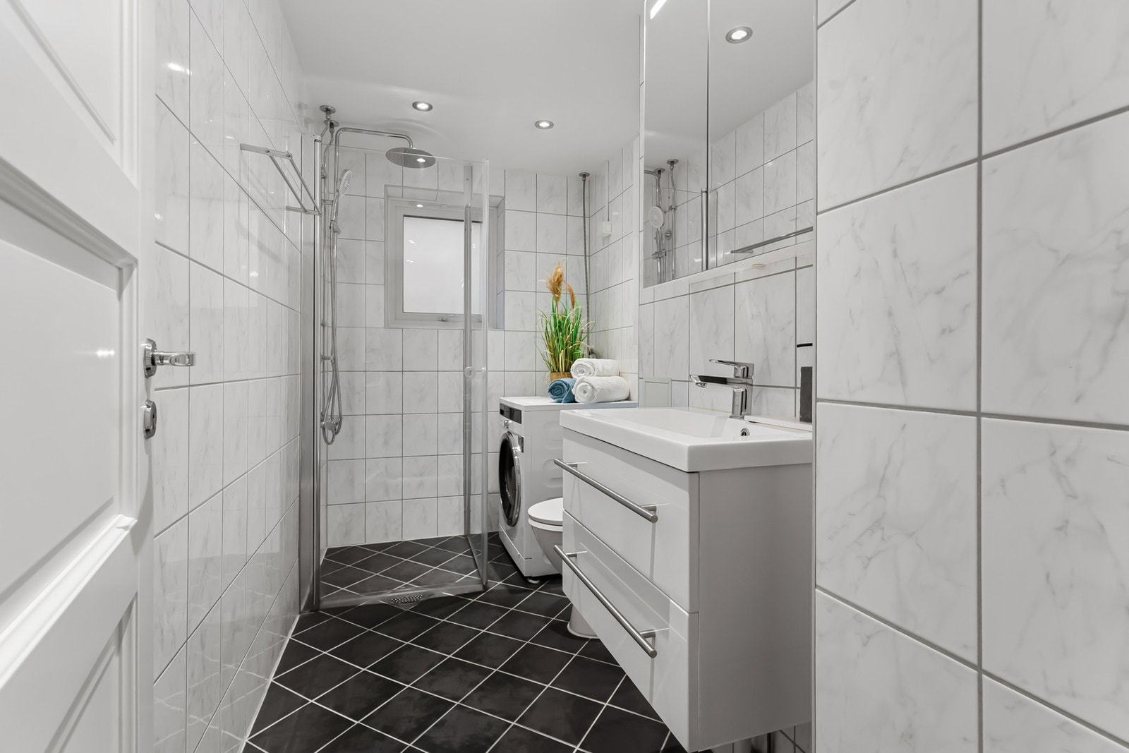 Badet ble totalrehabilitert i regi av borettslaget i 2009. I tillegg ble badet ytterligere oppgradert i 2022 med nye dusjdører, speilskap og servant. Galleribilde