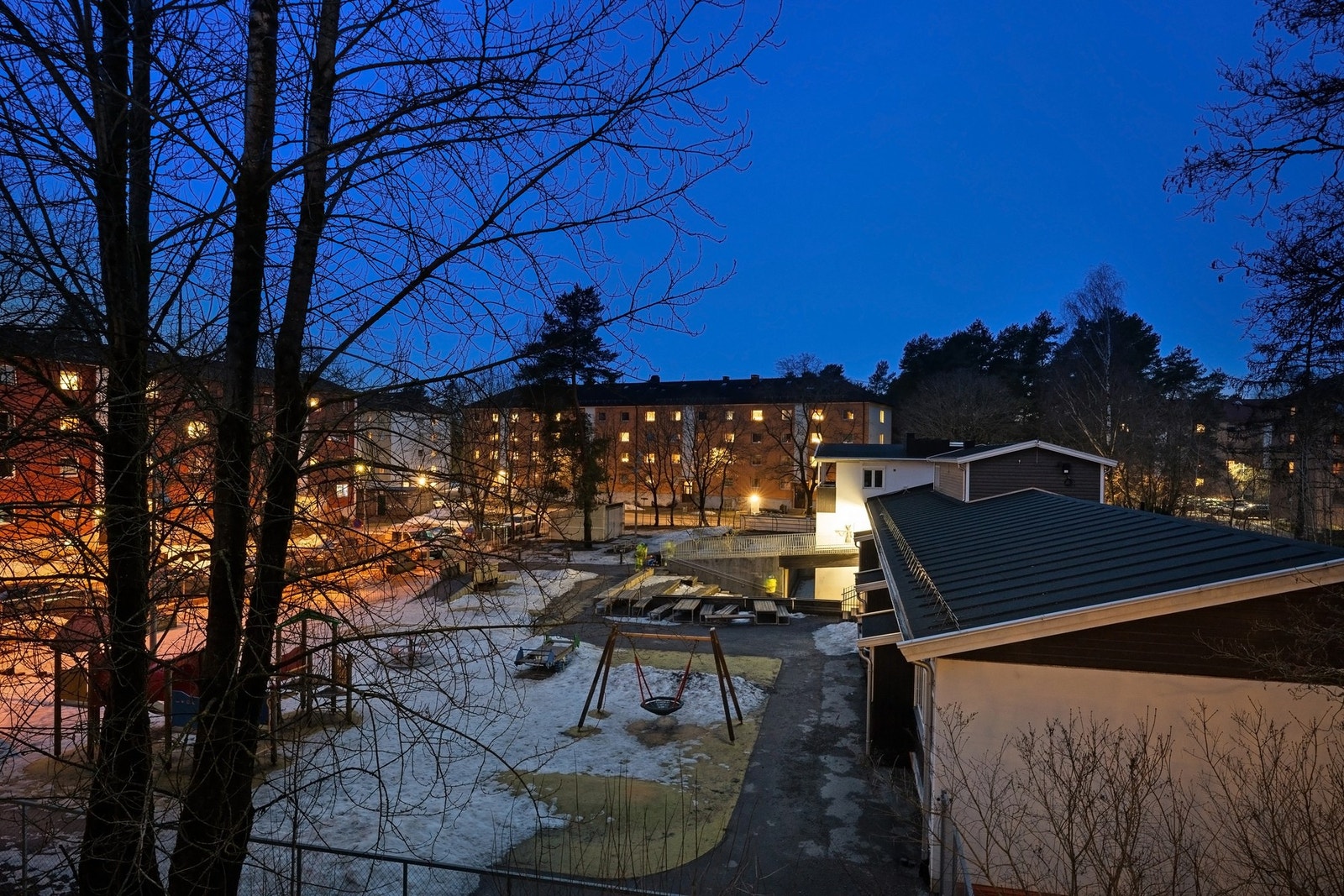 Utsyn over nabolaget fra balkongen. Galleribilde