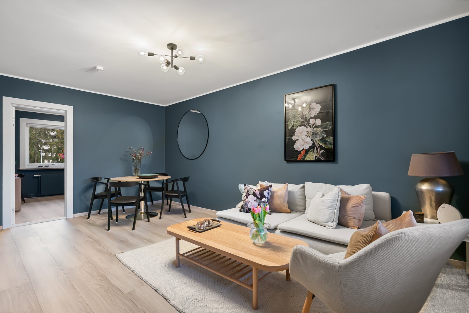 Leiligheten ble oppgradert i perioden 2022/23. Det ble lagt nytt Berry Alloc enstavs laminatgulv og byttet innerdører i hele leiligheten i 2023, Galleribilde