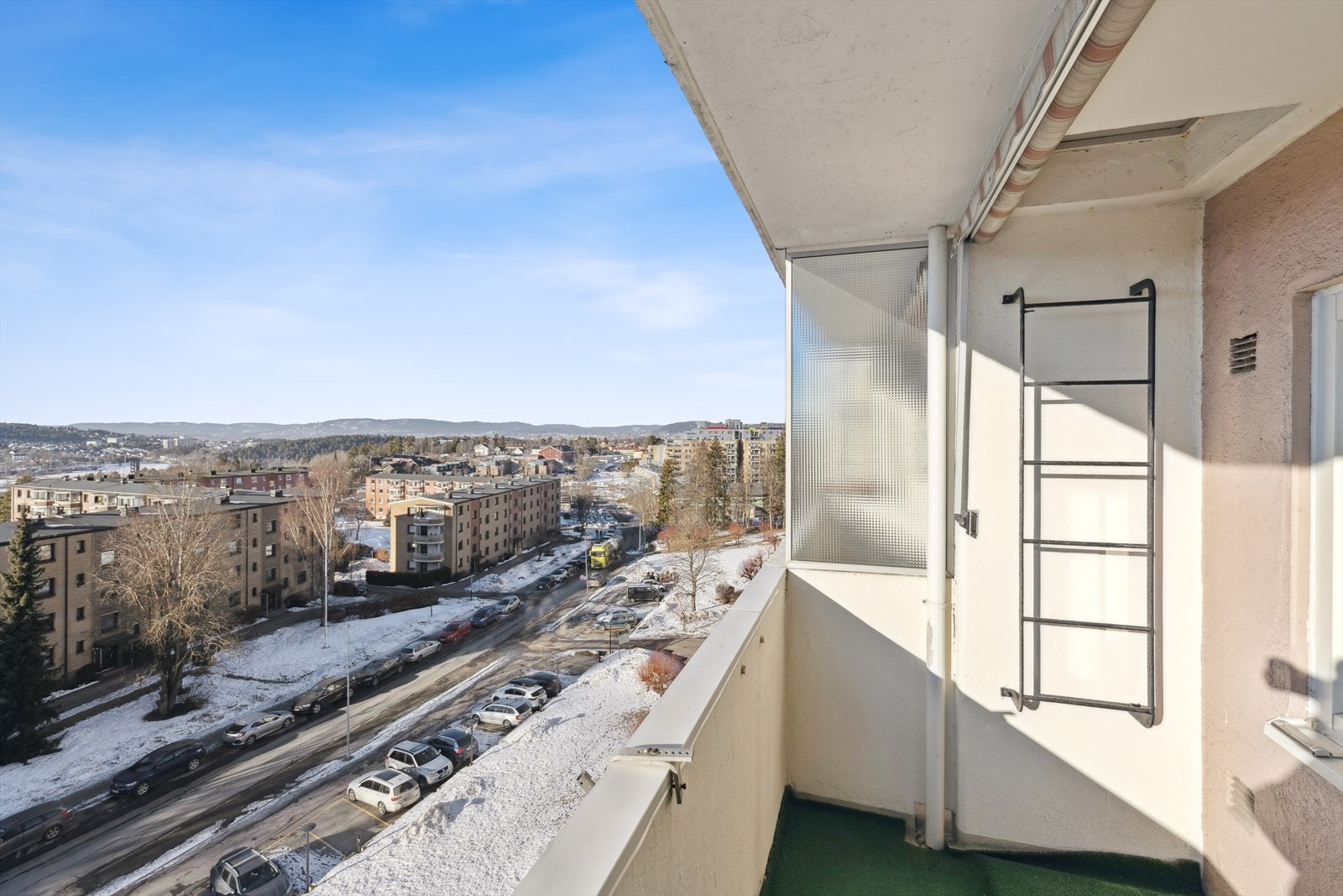 Utgang fra stue til solrik vestvendt balkong med flott utsikt og gode solforhold. Galleribilde