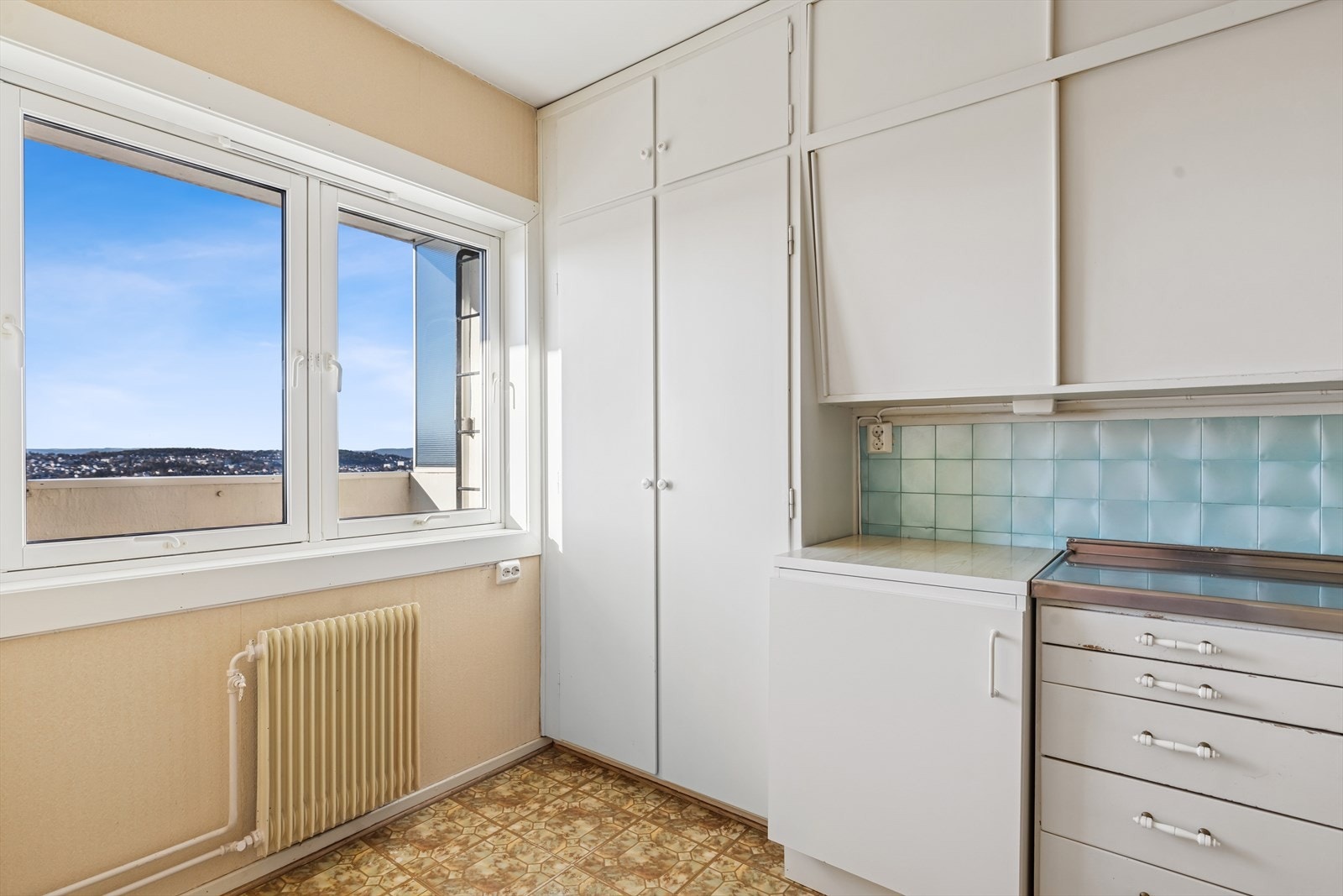 Kjøkken med flott utsikt ut over nærområdet Galleribilde