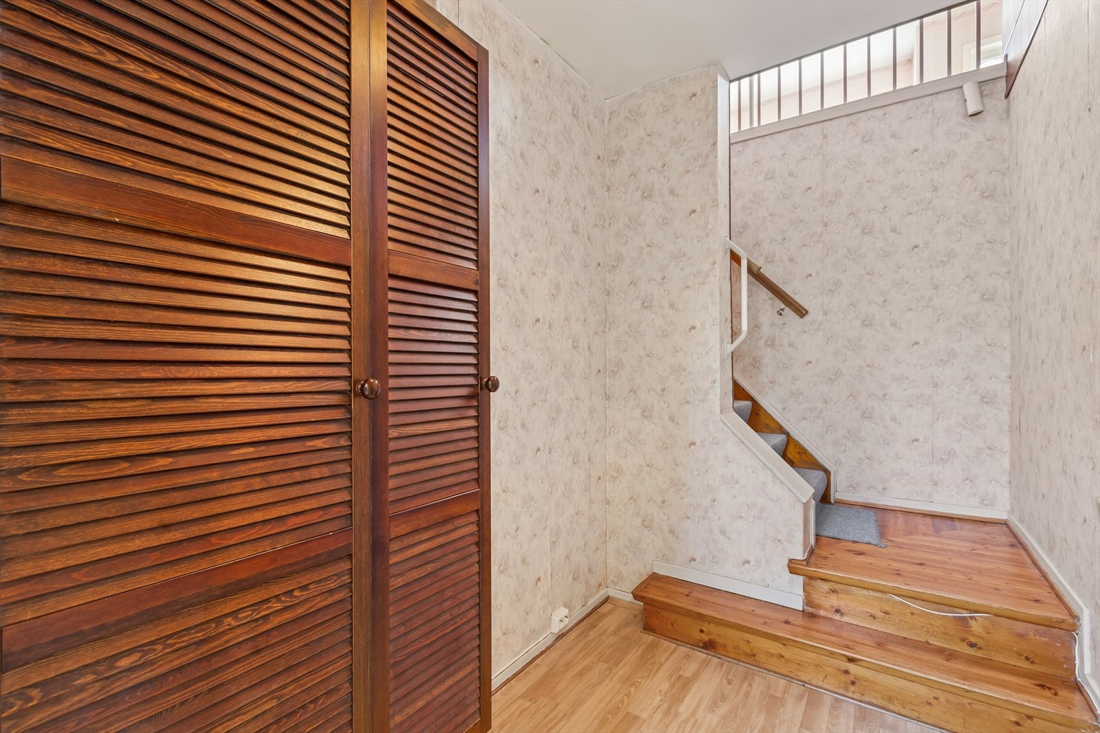 Velkommen inn! God plass til og henge i fra seg yttertøy Galleribilde