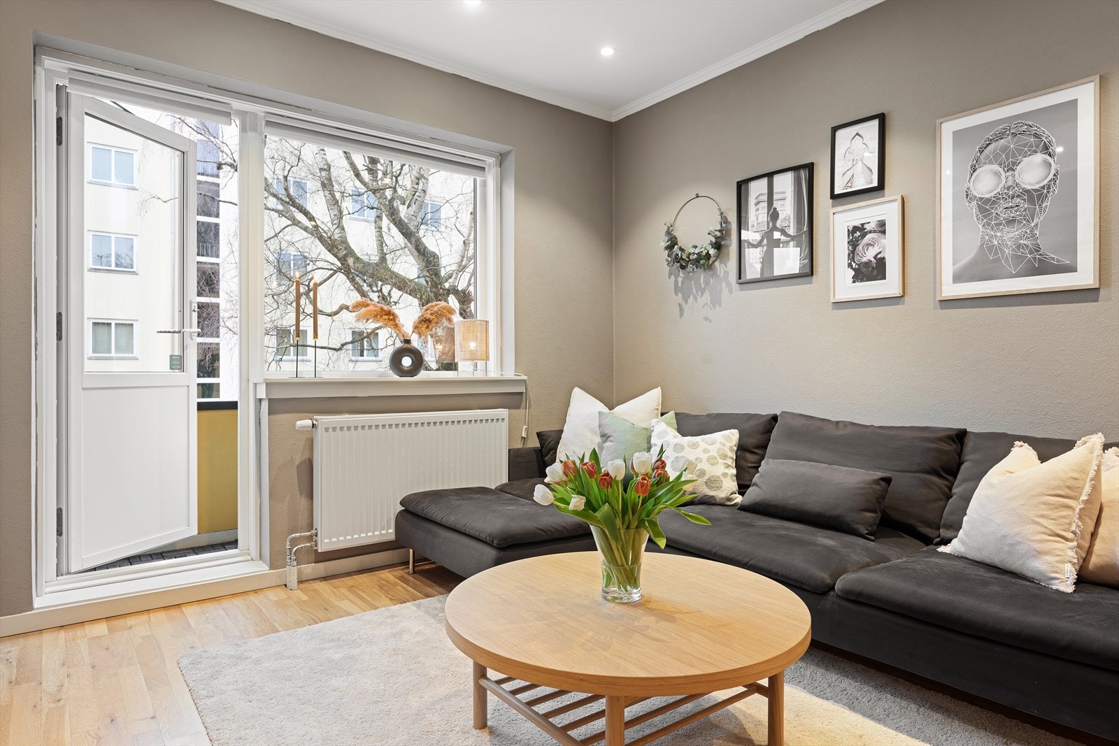 Fra stuen er det adkomst til en hyggelig, vestvendt balkong som ligger vendt ut mot skjermede omgivelser Galleribilde