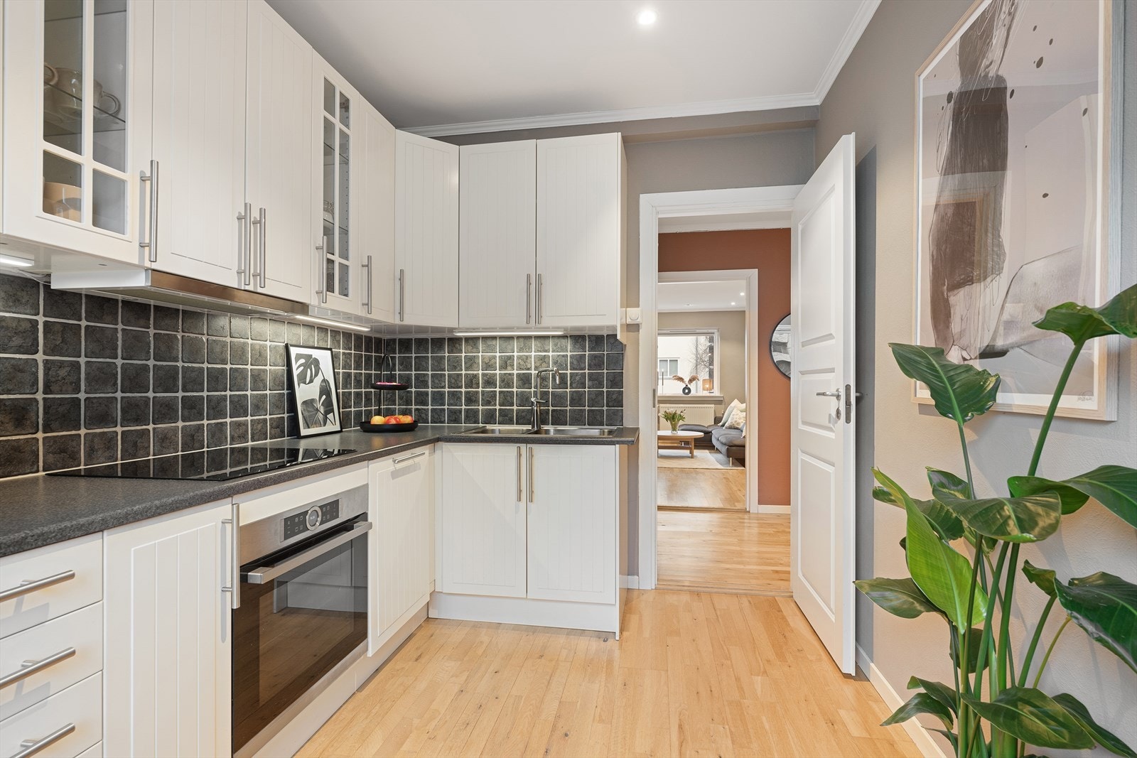 Leiligheten har et stilrent og velutstyrt Ikea-kjøkken, som har rikelig med oppbevaringsplass i skuffer og skap Galleribilde