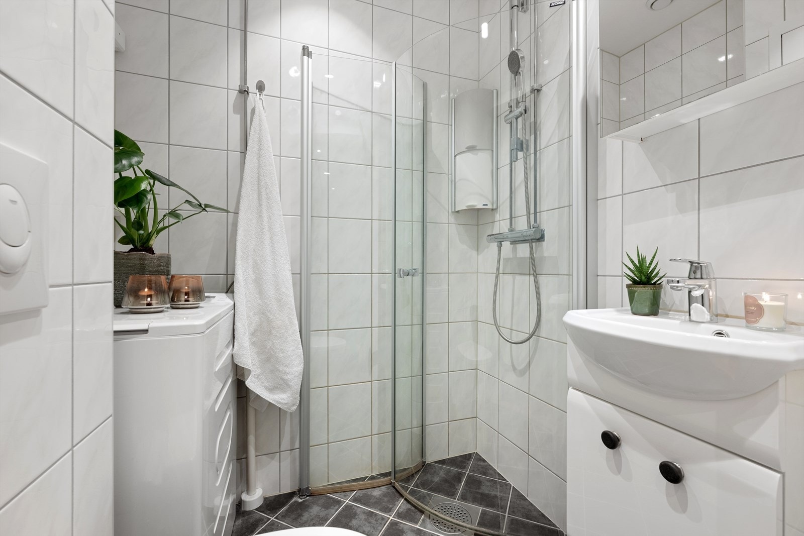 Det tidløse badet har bl.a. opplegg for vaskemaskin, samt lun gulvvarme som skaper en behagelig atmosfære Galleribilde