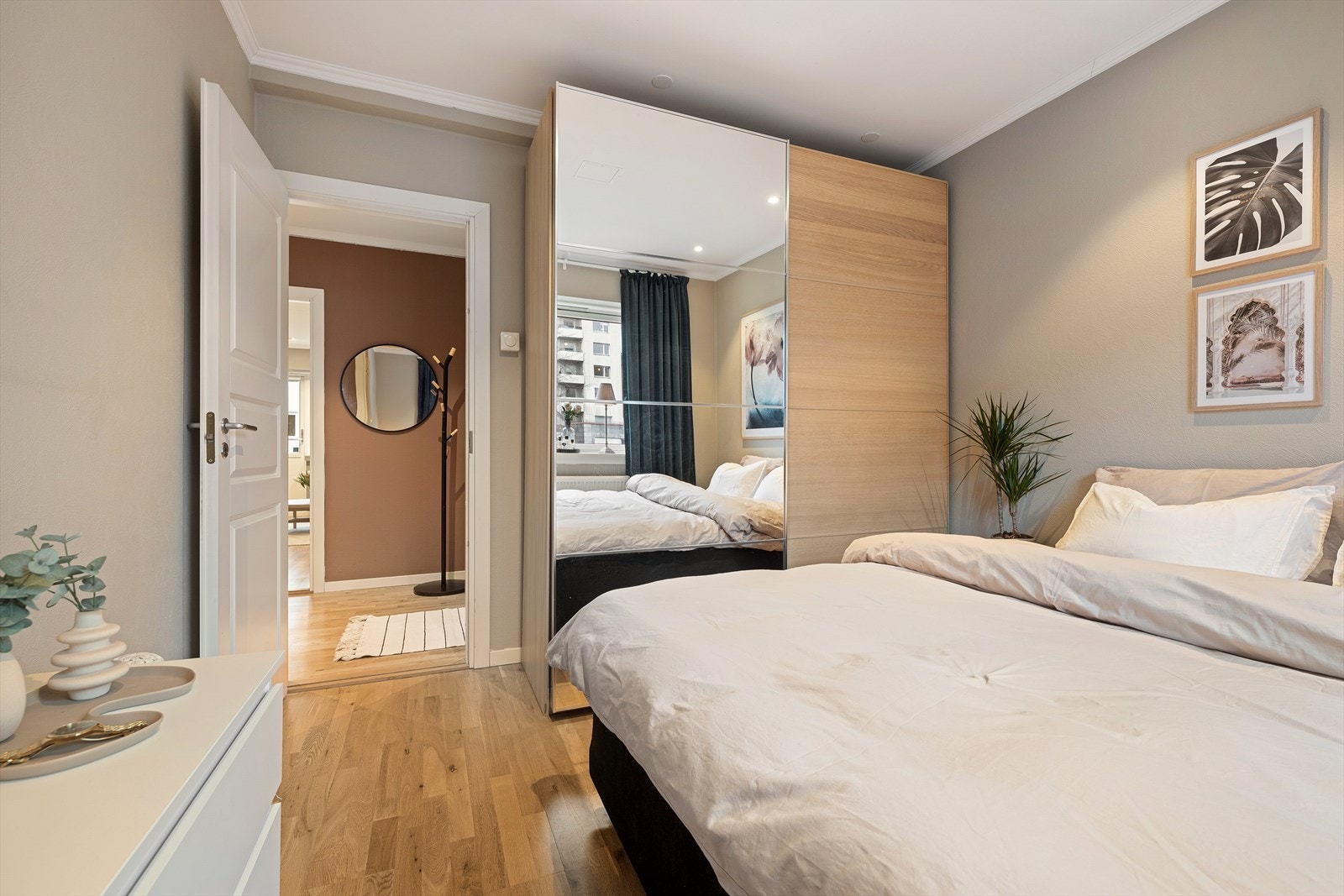 Værelset er av god størrelse og kan enkelt møbleres med stor dobbeltseng og annet interiør, samtidig som man har rikelig med oppbevaringsplass i skyvedørsgarderoben Galleribilde