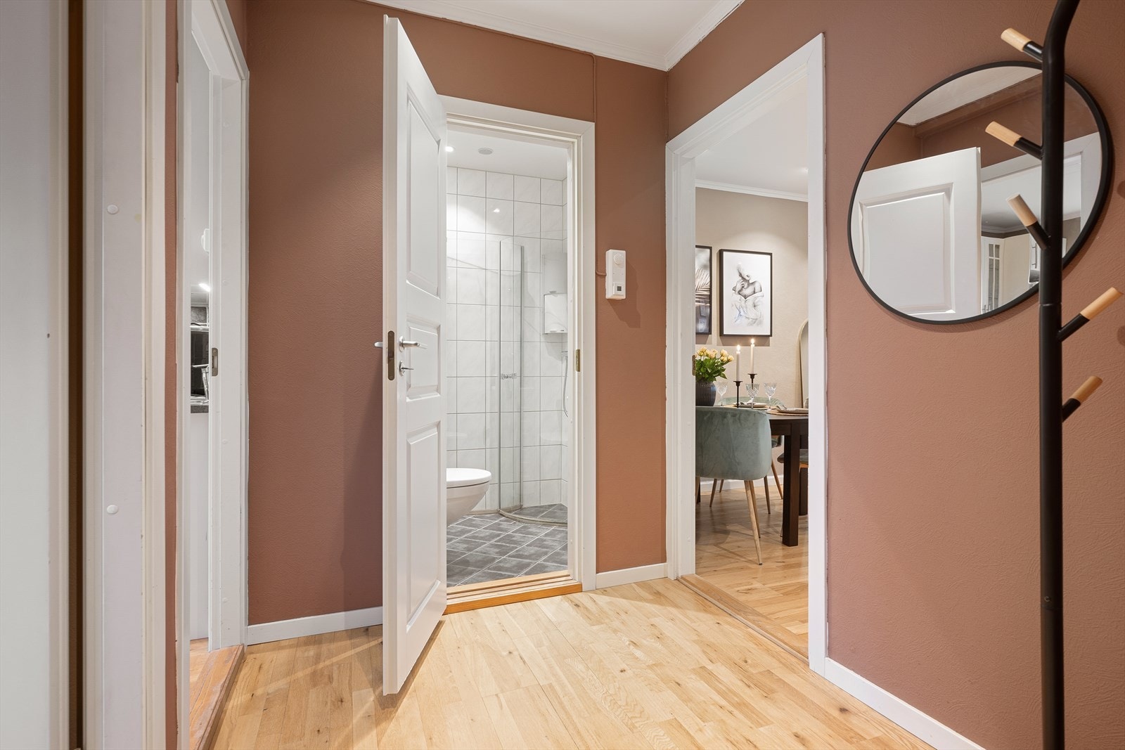 Fra entréen er det adkomst til et stilrent baderom som ble totalrehabilitert i regi av borettslaget i 2012 Galleribilde