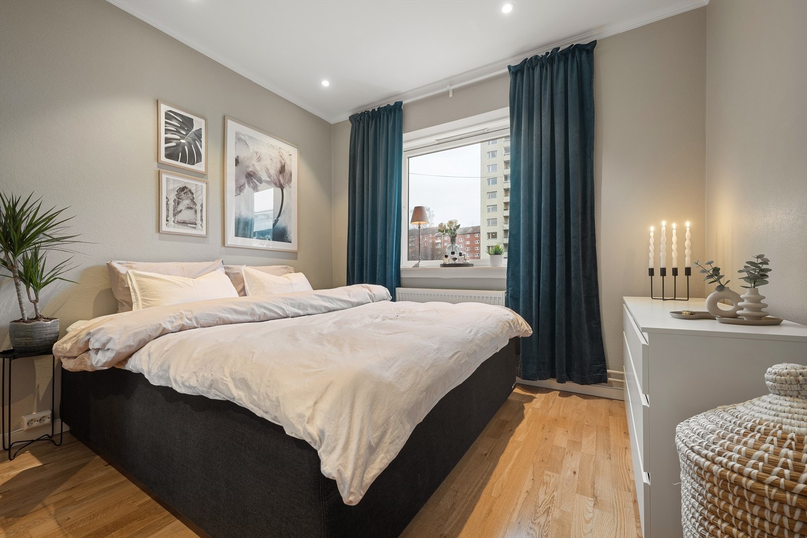 Romslig og lunt soveværelse som ligger orientert mot rolige omgivelser Galleribilde