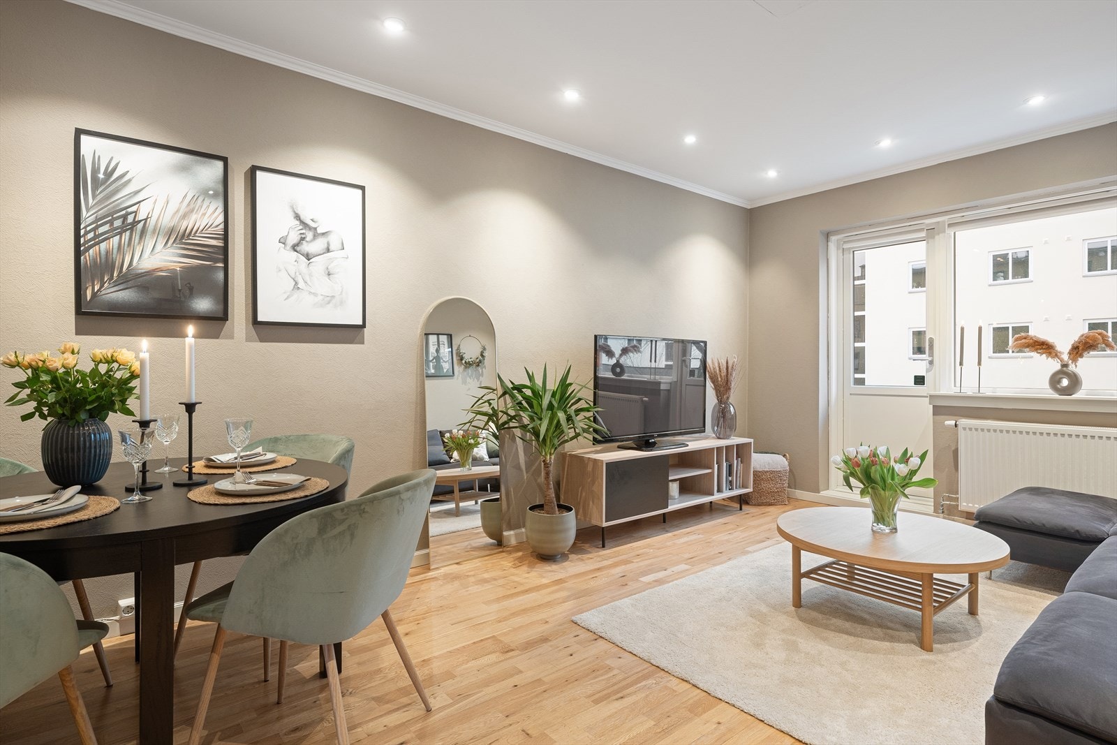 Gjennomgående planløsning og store vindusflater sørger for at leiligheten får en svært lys og luftig atmosfære Galleribilde