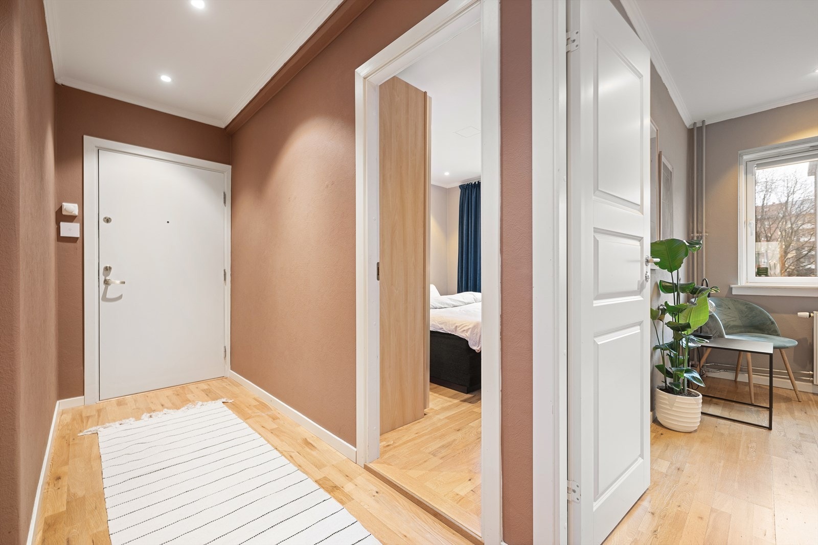 Innbydende entré av god størrelse, med lyst parkettgulv, samt veggflater som er malt opp i en dempet og behagelig fargetone Galleribilde