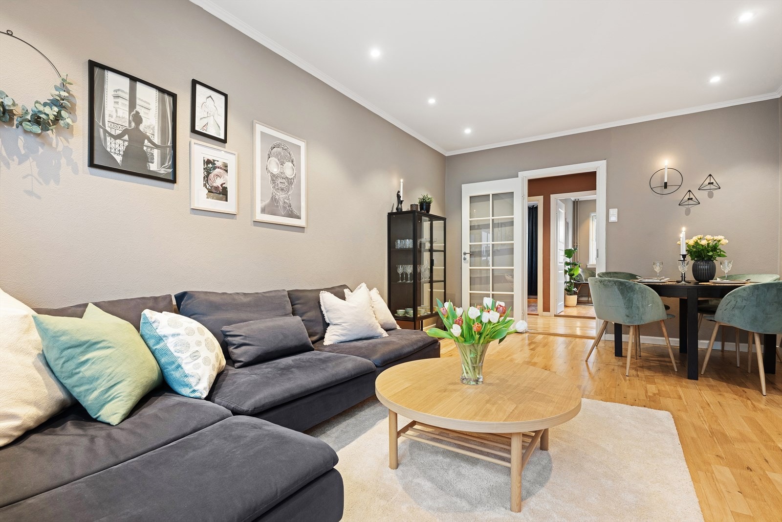 Den sosiale stuen kan enkelt møbleres i flere soner med god plass til stor sofaseksjon med tilhørende møblement, i tillegg til en egen sone med spisestuebord Galleribilde