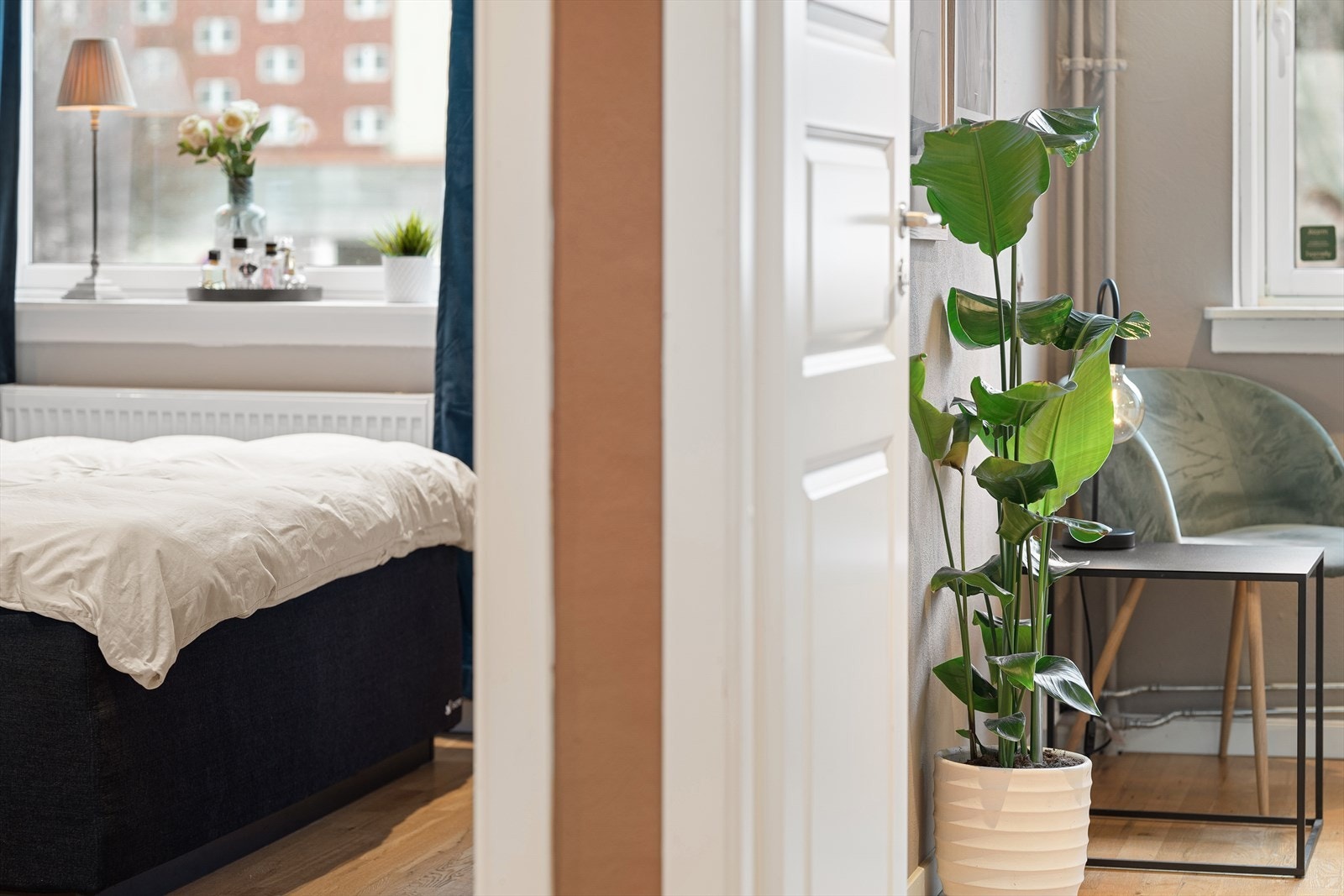 Entréen er boligens naturlige knutepunkt med adkomst til alle rom Galleribilde