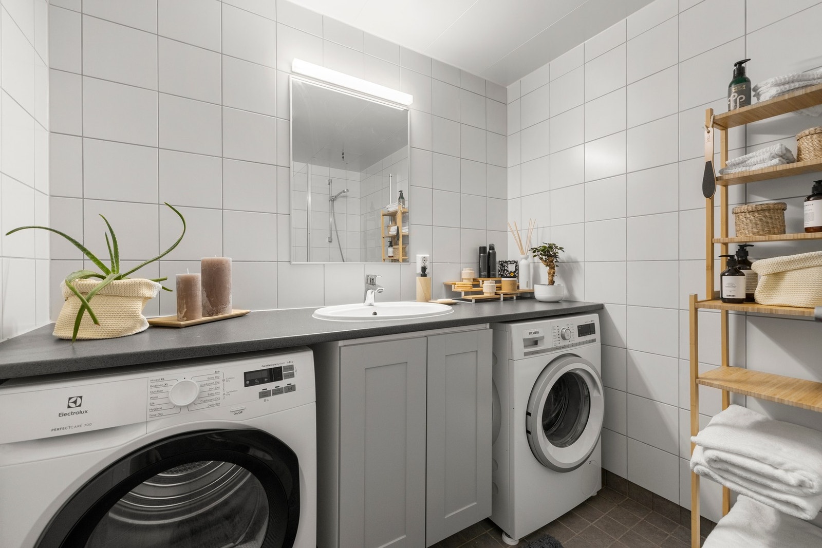 Baderommet er godt tilrettelagt for praktisk bruk med opplegg for både vaskemaskin og tørketrommel. Galleribilde