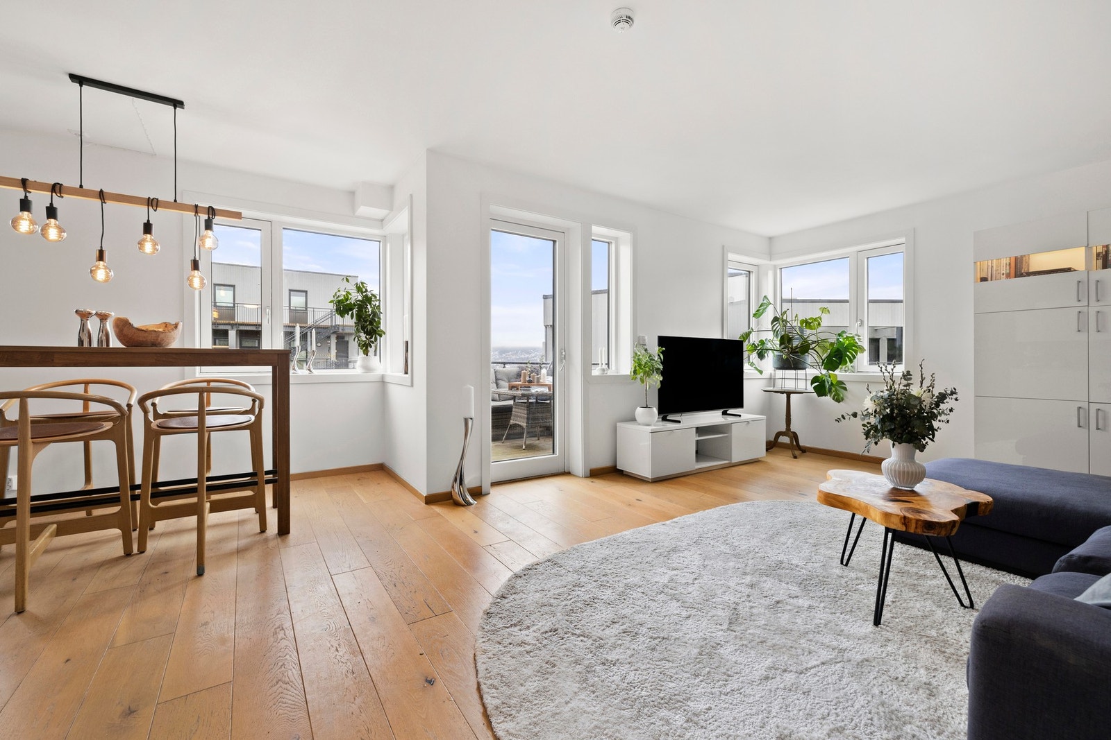 Fra stuen er det direkte utgang til en romslig balkong med god plass til utemøbler. Galleribilde