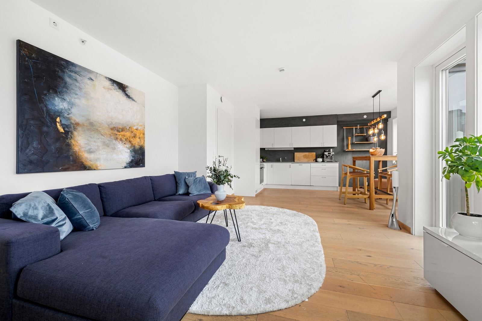 Et varmt parkettgulv og nøytrale vegger skaper en tidløs base som enkelt kan tilpasses din personlige stil. Galleribilde