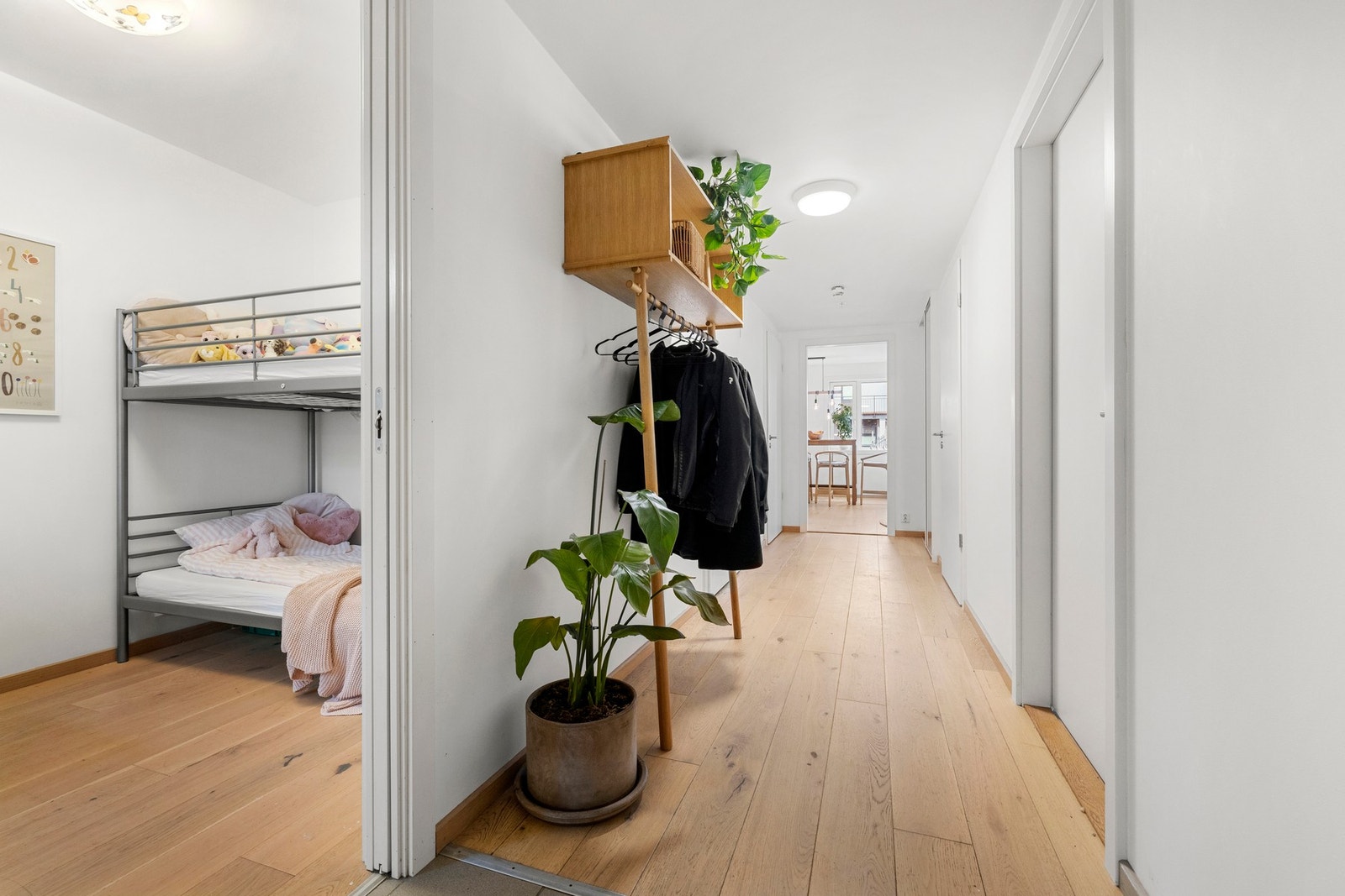 Den romslige gangen fungerer som boligens naturlige knutepunkt, med direkte adkomst til alle hovedrom. Galleribilde