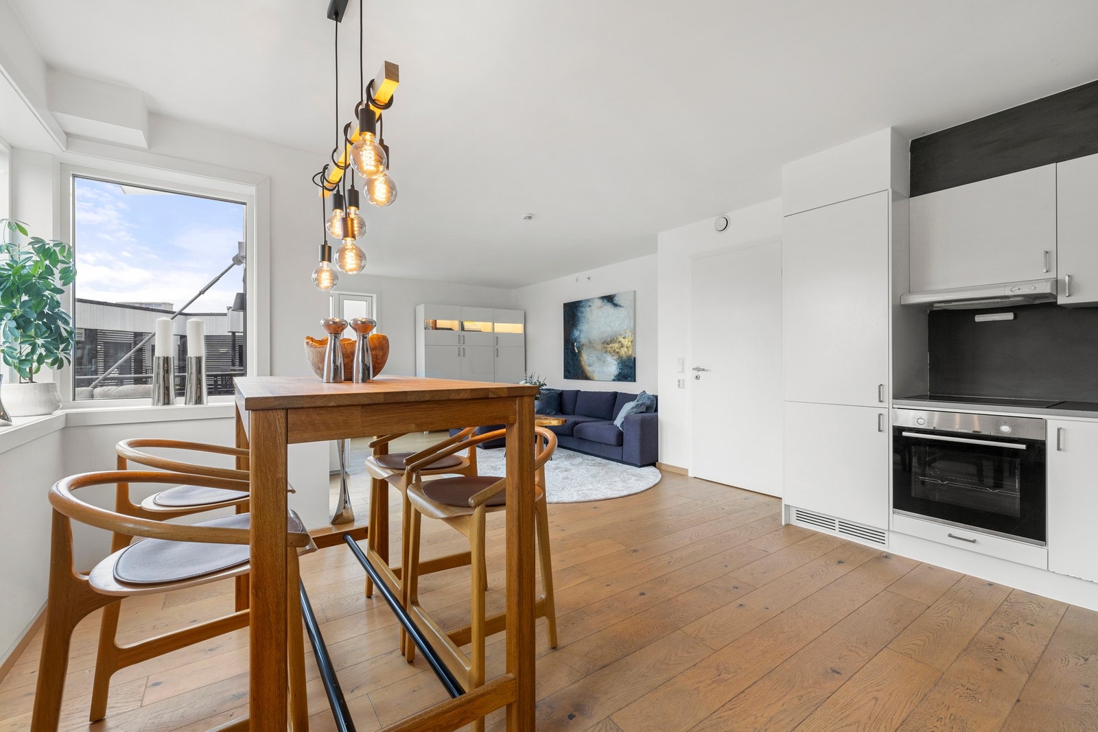 Her får du en åpen stue- og kjøkkenløsning med god takhøyde og naturlig lysinnslipp. Galleribilde