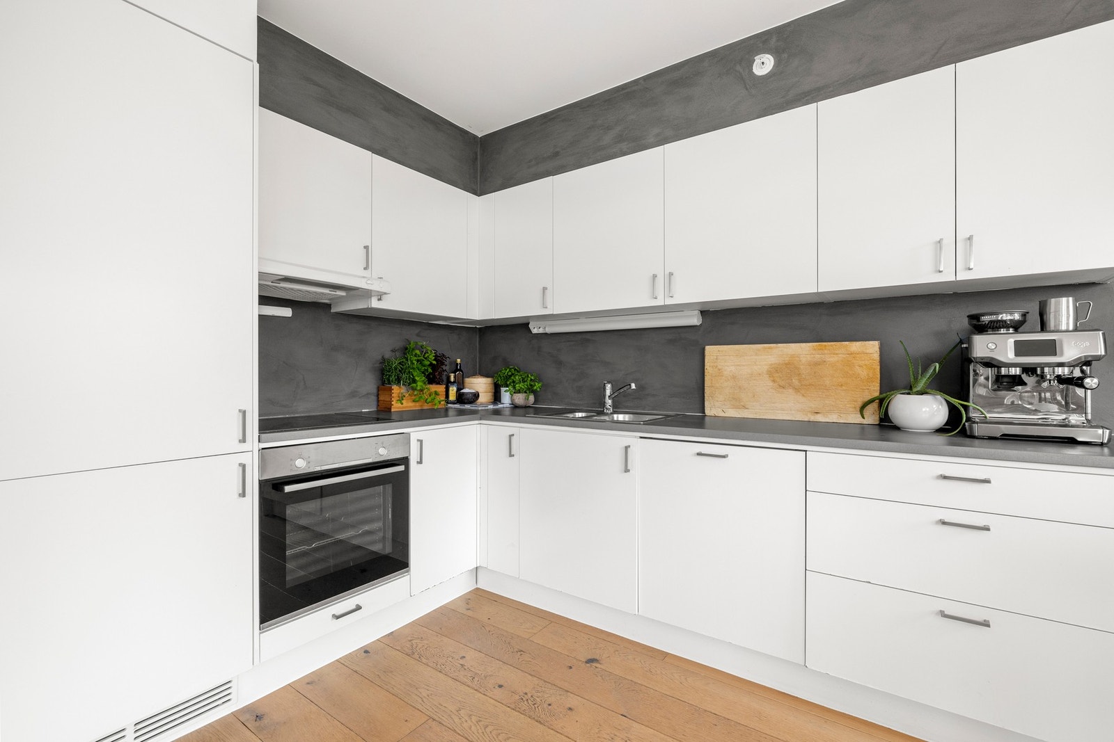 Velutstyrt kjøkken med integrerte hvitevarer og gode oppbevaringsmuligheter. Galleribilde