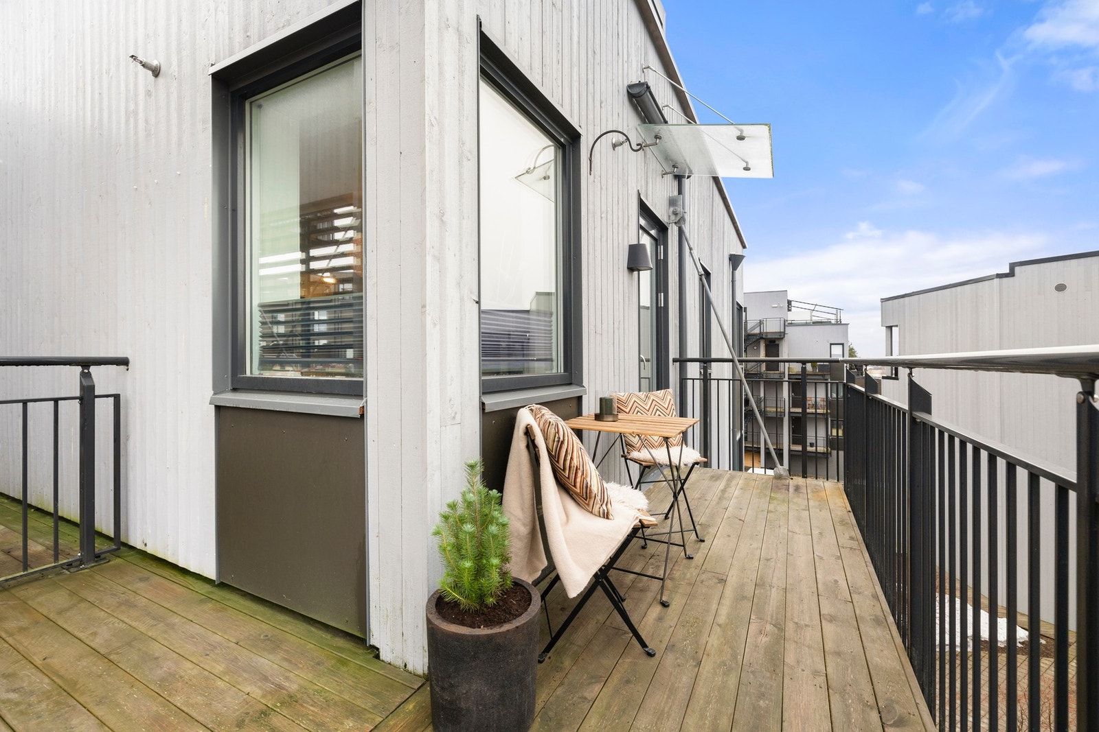 Balkongen ut fra soverommet er perfekt for morgenkaffen eller en avslappende stund i frisk luft. Galleribilde