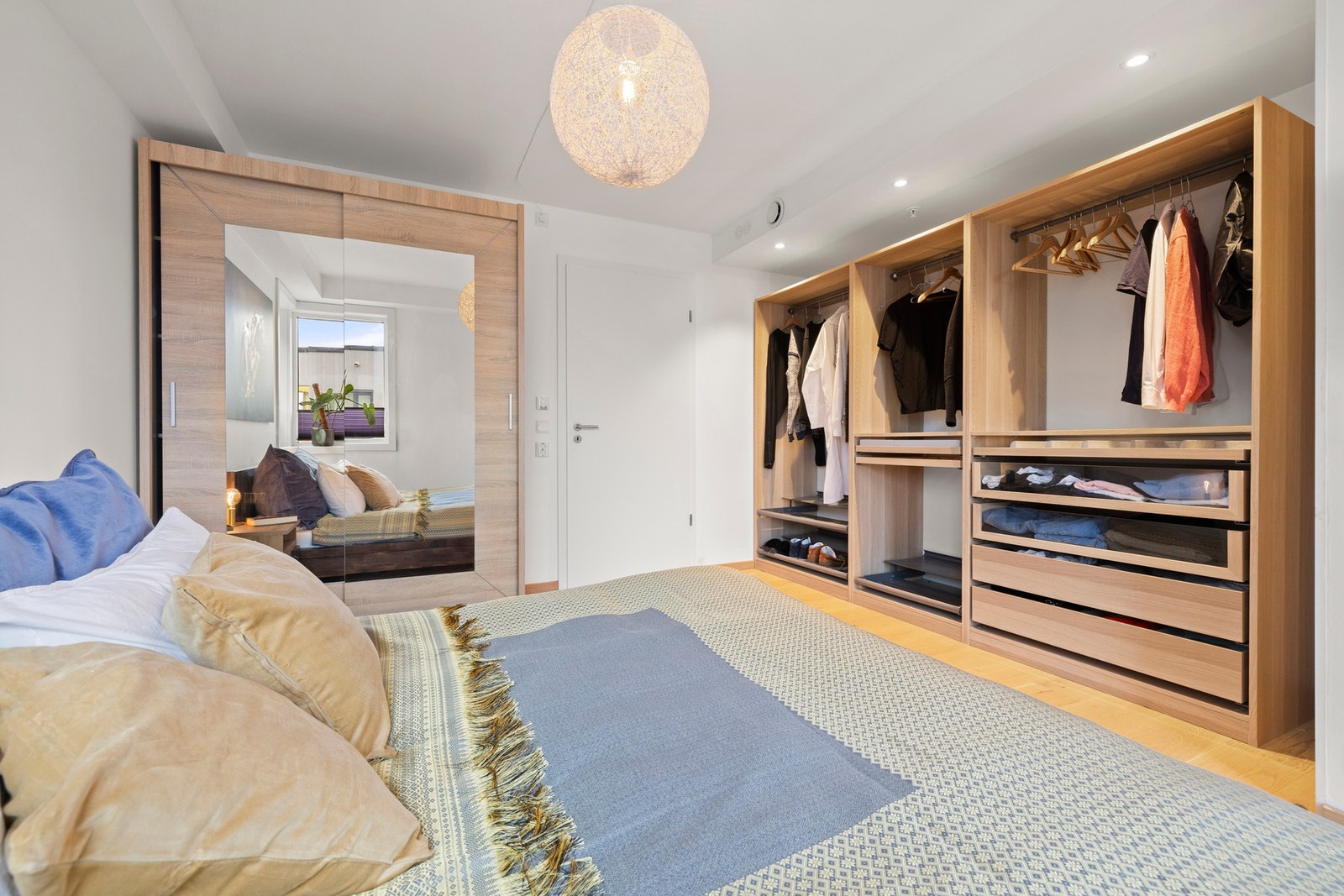 Praktisk og stilren garderobeløsning med både åpne og lukkede oppbevaringsmuligheter. Galleribilde