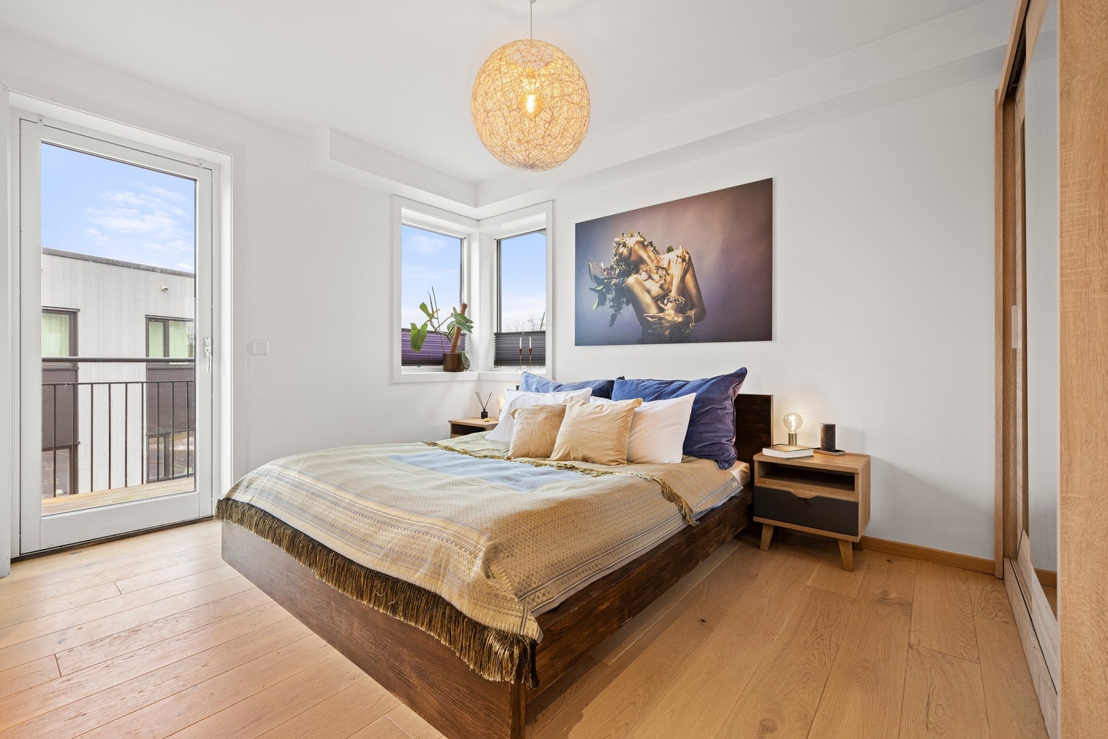 Romslig hovedsoverom med utgang til privat balkong. Store vinduer og god takhøyde gir en behagelig og åpen romfølelse. Galleribilde