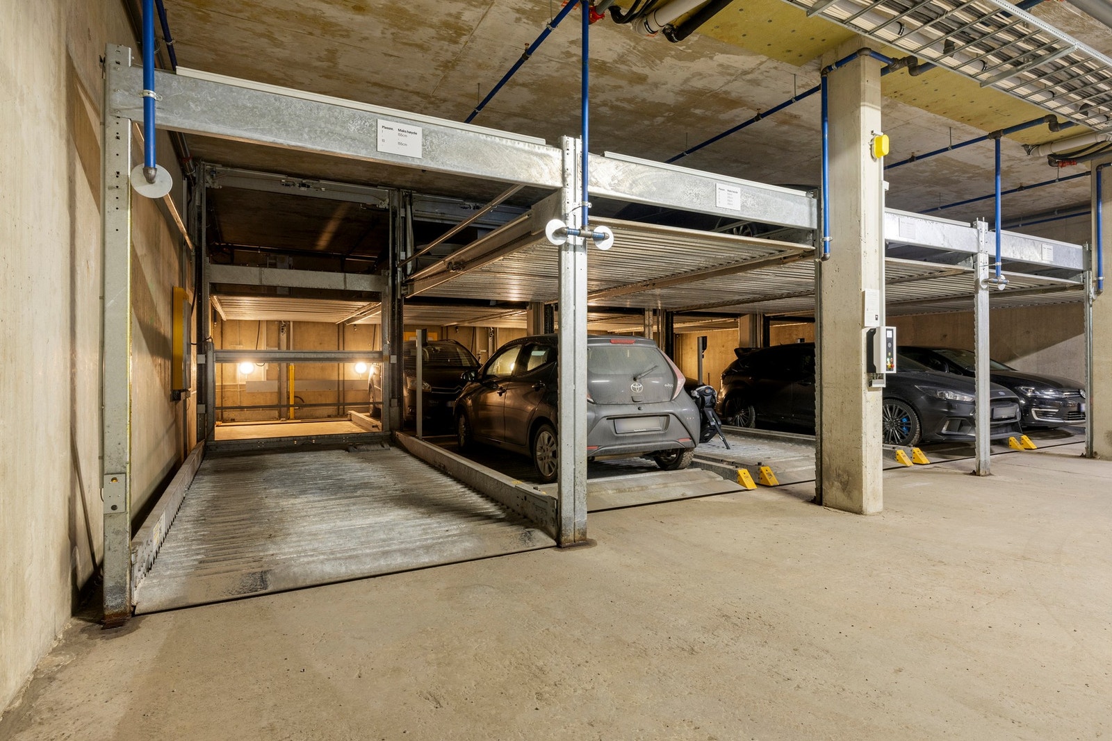 Egen biloppstillingsplass i felles parkeringskjeller. Galleribilde