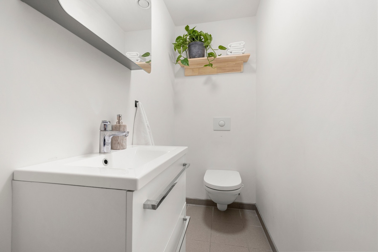 Stilrent wc-rom med moderne innredning og god oppbevaringsplass. En smart løsning for hjem med flere beboere. Galleribilde