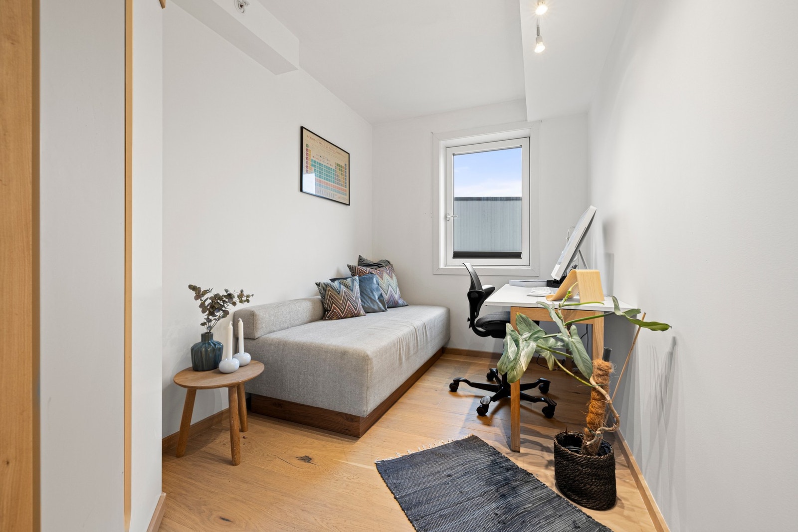 Dette rommet kan enkelt brukes som et hjemmekontor, ekstra soverom eller en kombinasjon av begge deler. Med plass til både en sovesofa og en arbeidsplass, gir rommet mange muligheter for ulike behov og livssituasjoner. Galleribilde