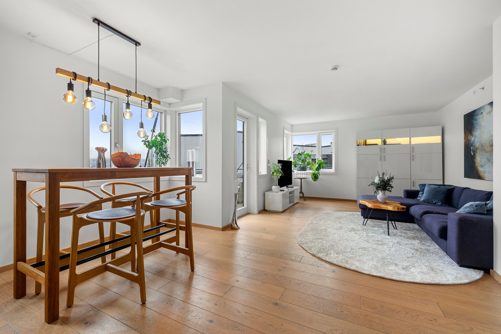 Lys og luftig stue med store vindusflater som gir godt med naturlig lys. Galleribilde