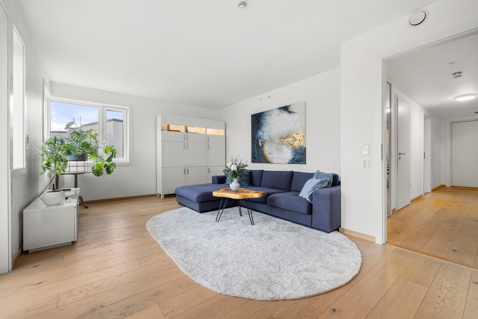 Den åpne løsningen gir god plass til både sofagruppe og øvrig møblering. Galleribilde