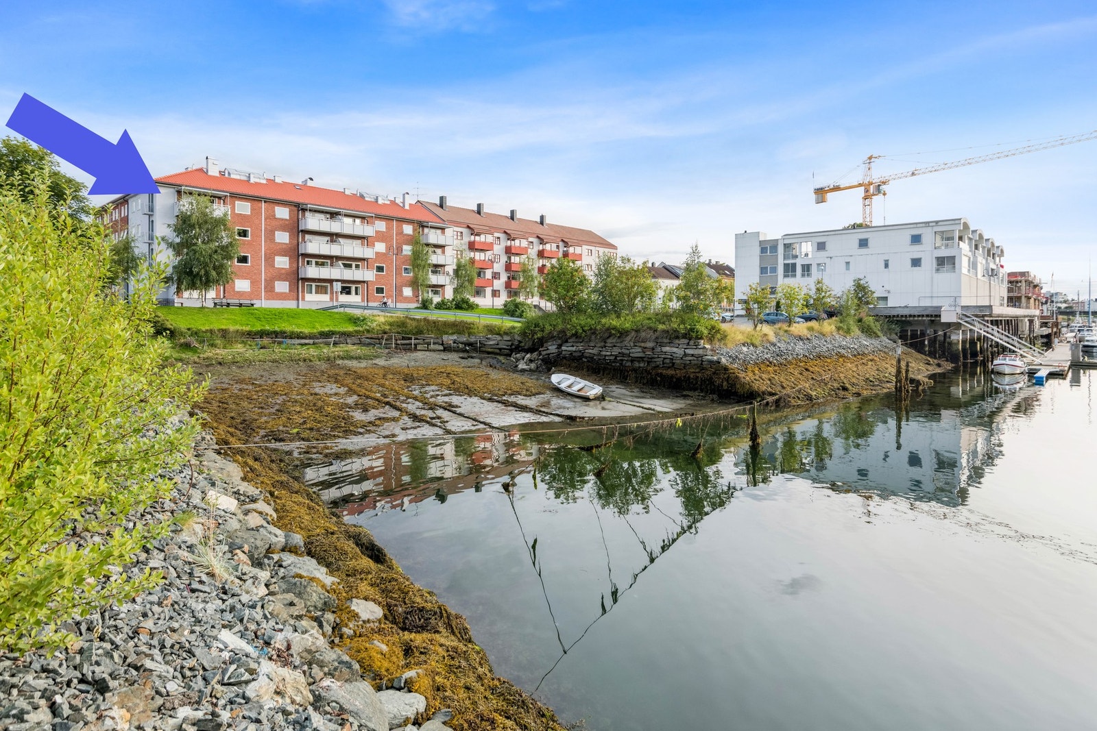 En lys og romslig endeleilighet beliggende fint til i 4. etasje uten innsyn. Galleribilde